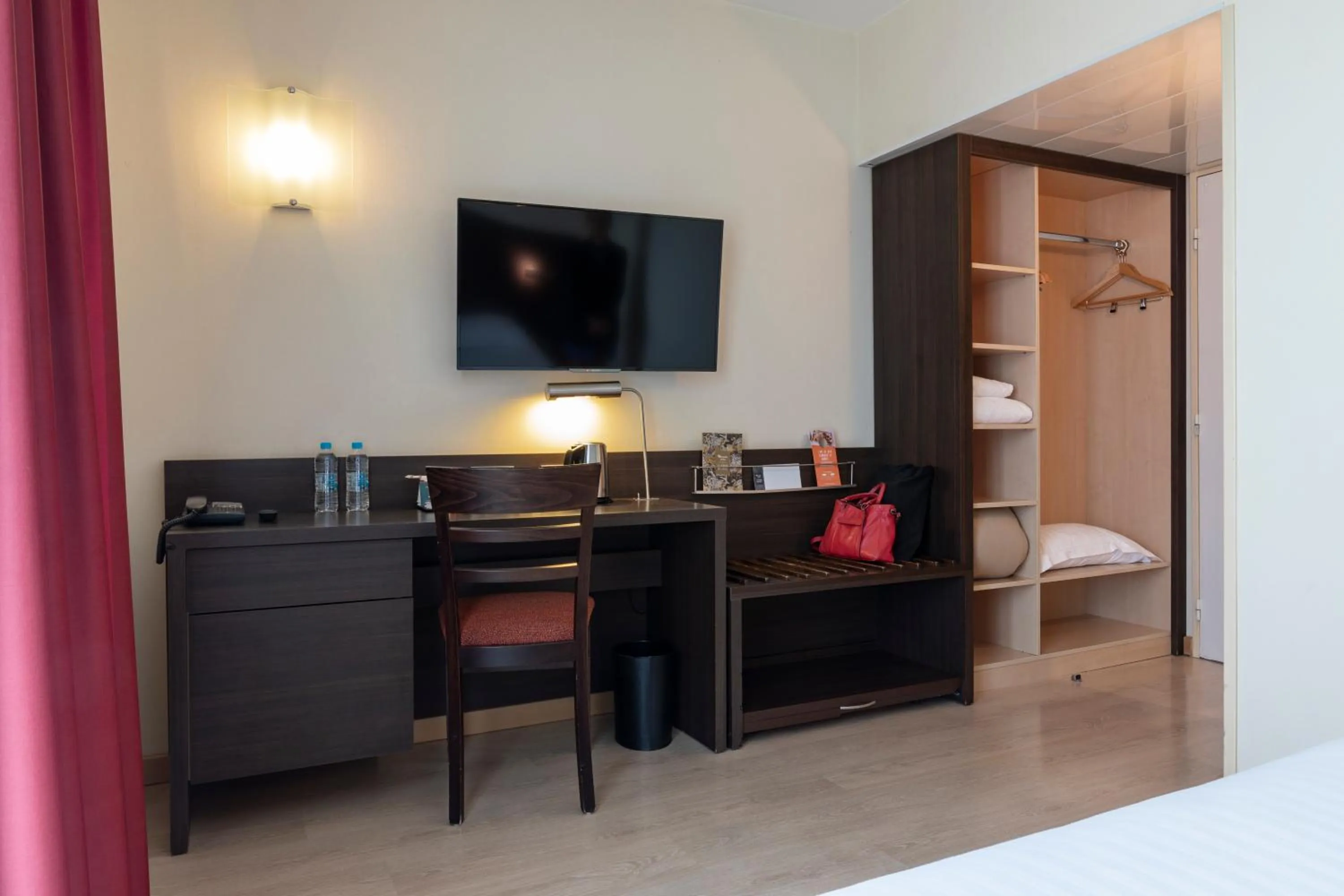 Bedroom in Hôtel Oceania Brest