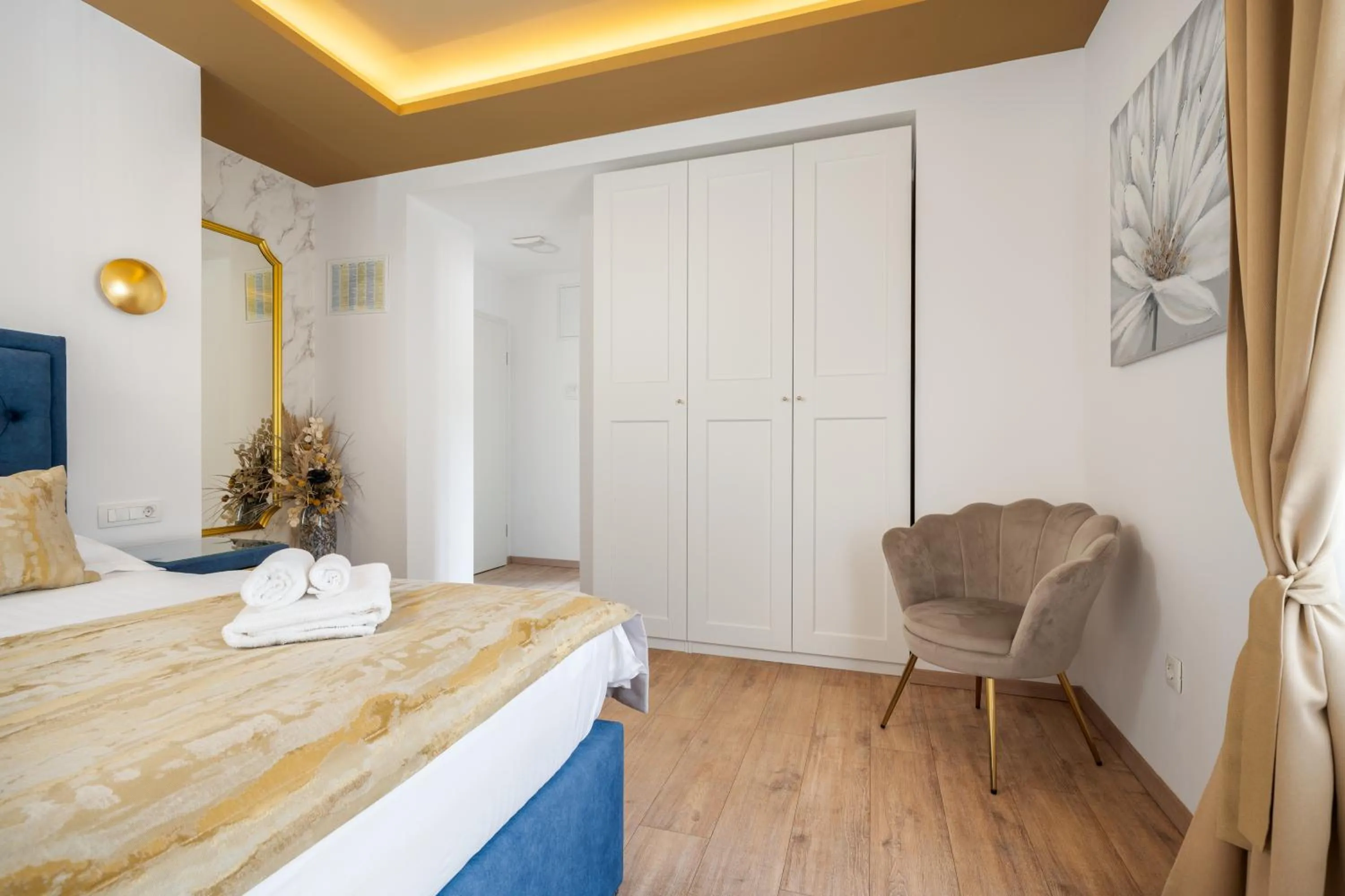 Bed in Luxury Rooms Floramye