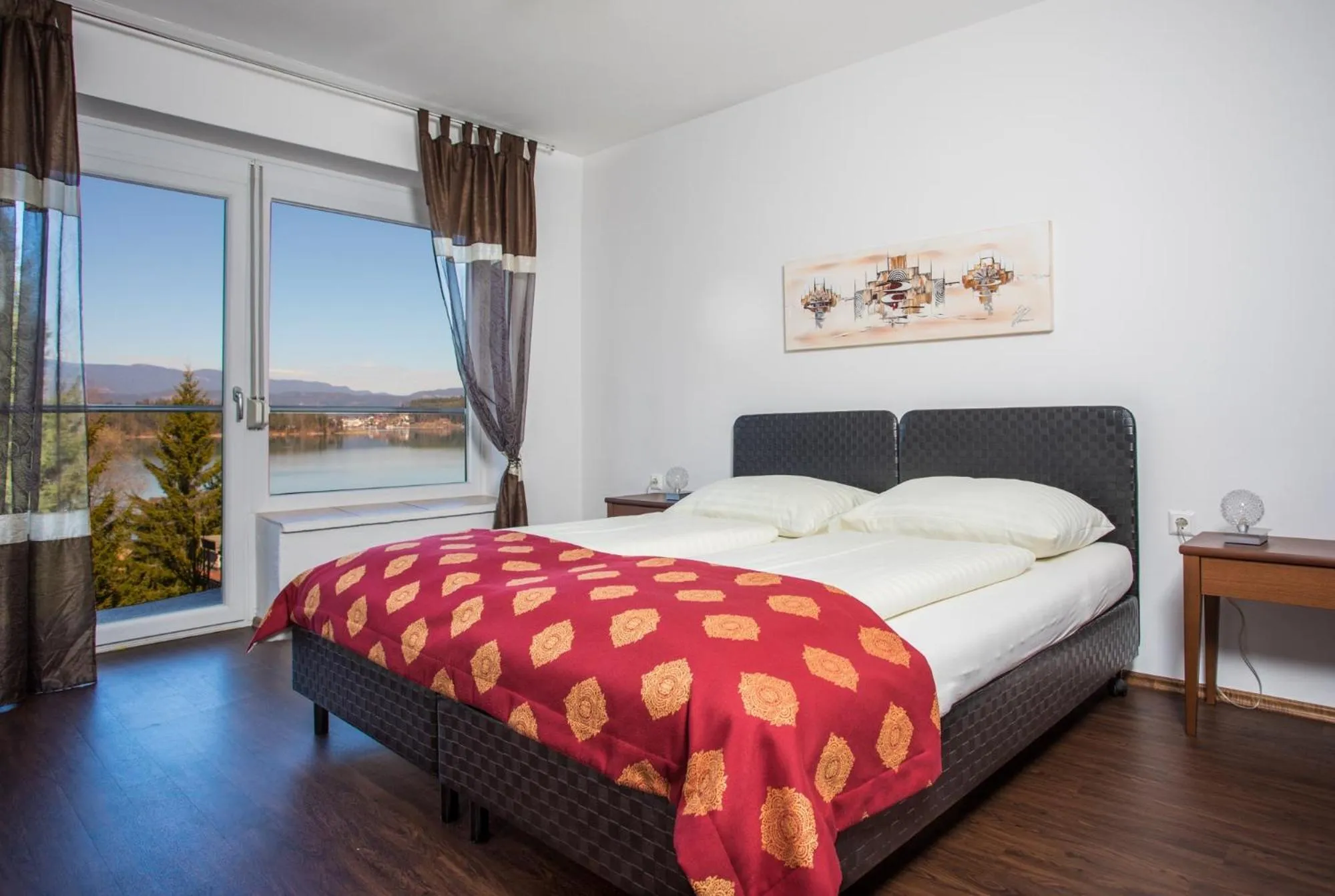 Lake view, Bed in Hotel Faaker See Inn by S4Y