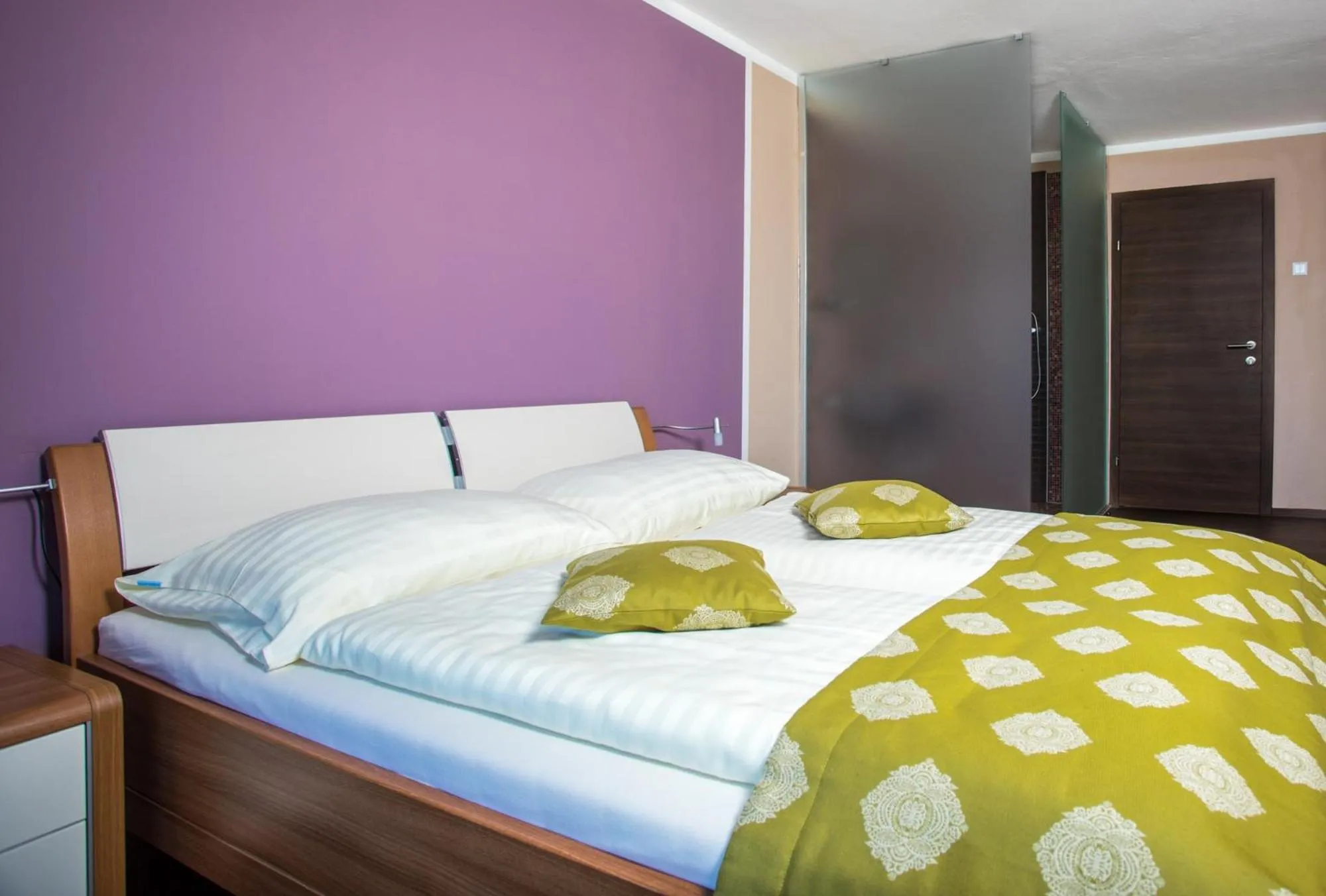 Photo of the whole room, Bed in Hotel Faaker See Inn by S4Y