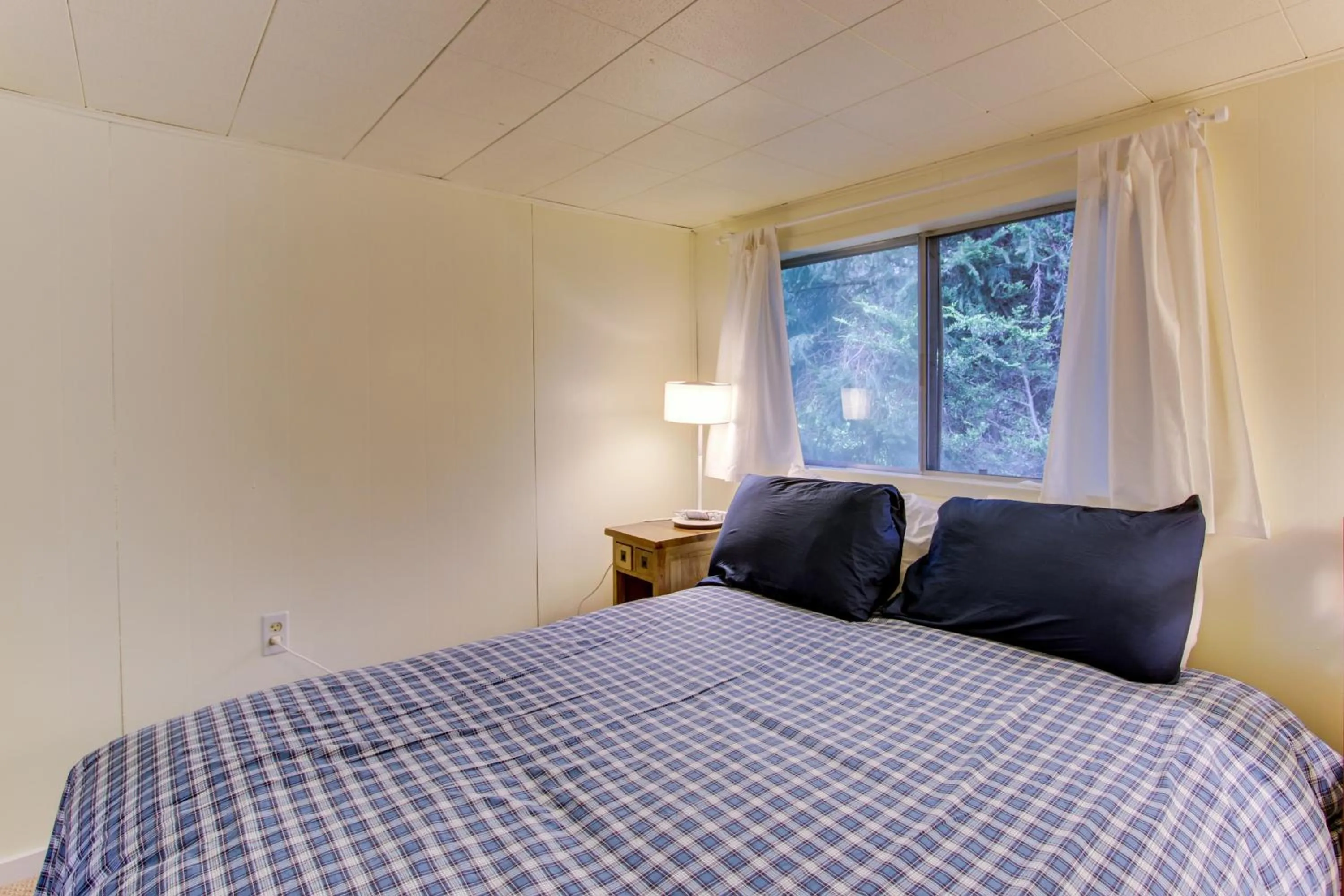 Bed in Ridge Path Cottage