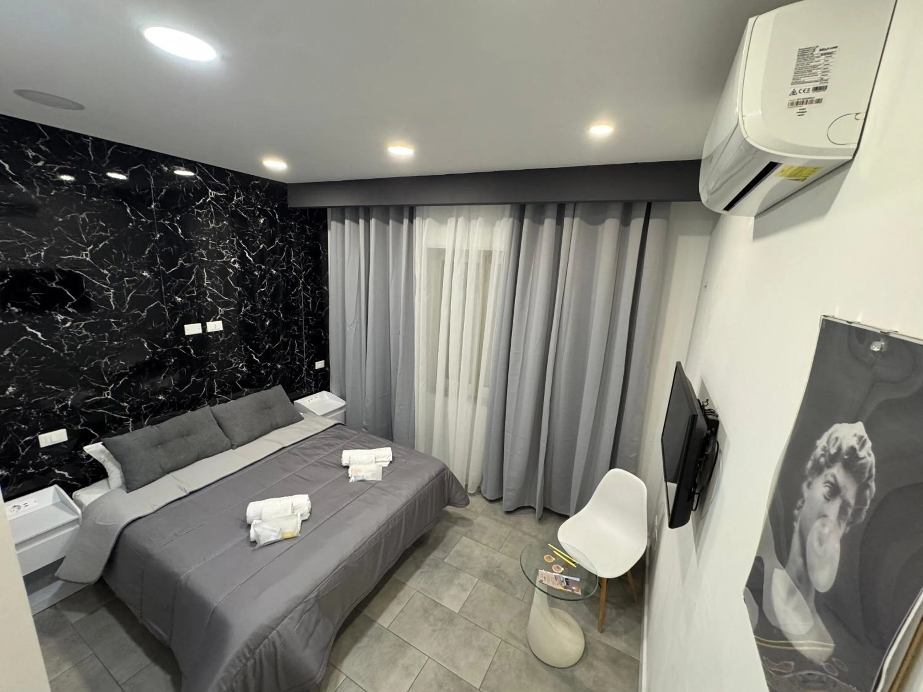 TV and multimedia, Bed in Ri.Mo's Rent Room