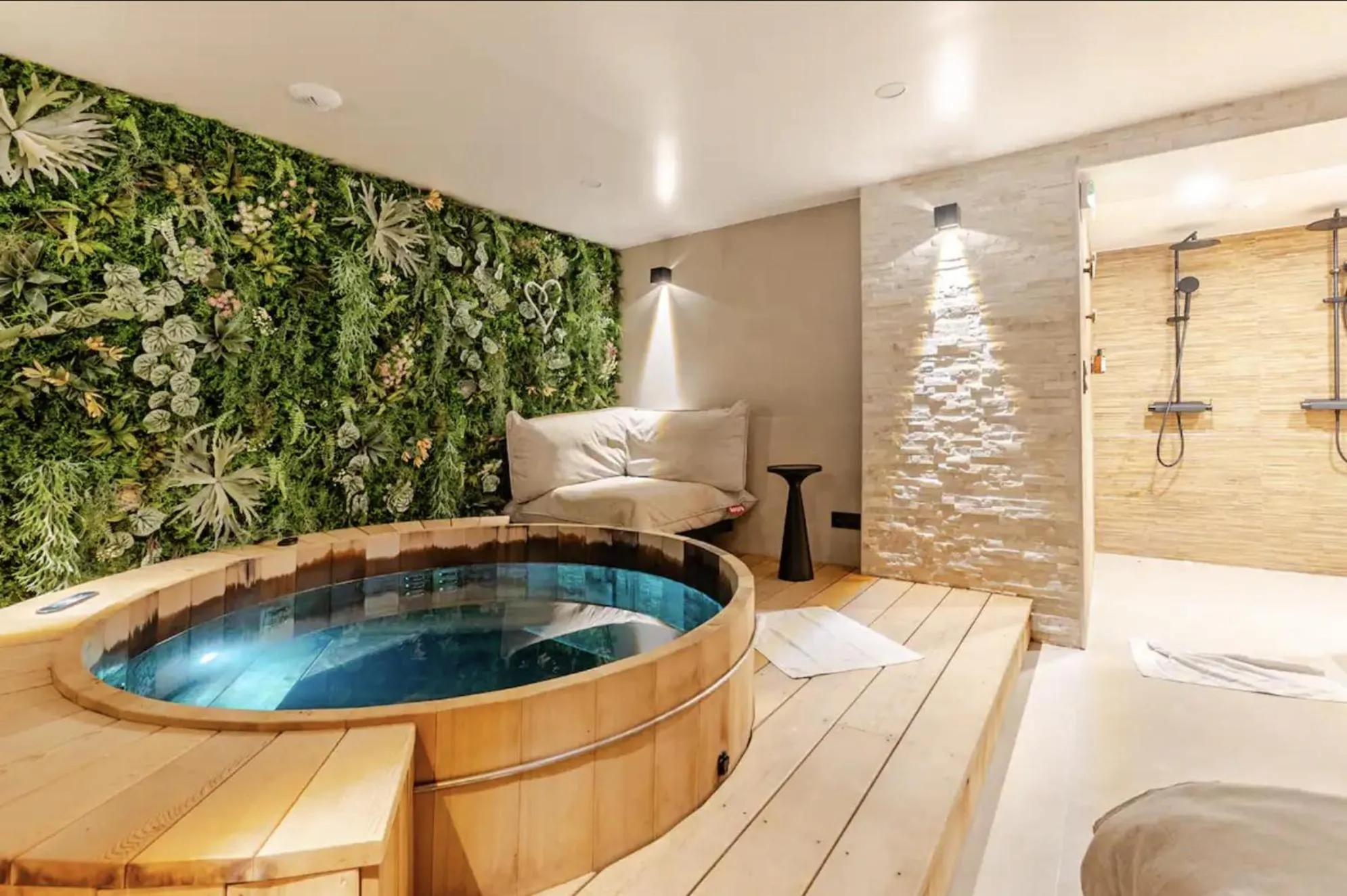 Hot Tub in Atypik Hotel