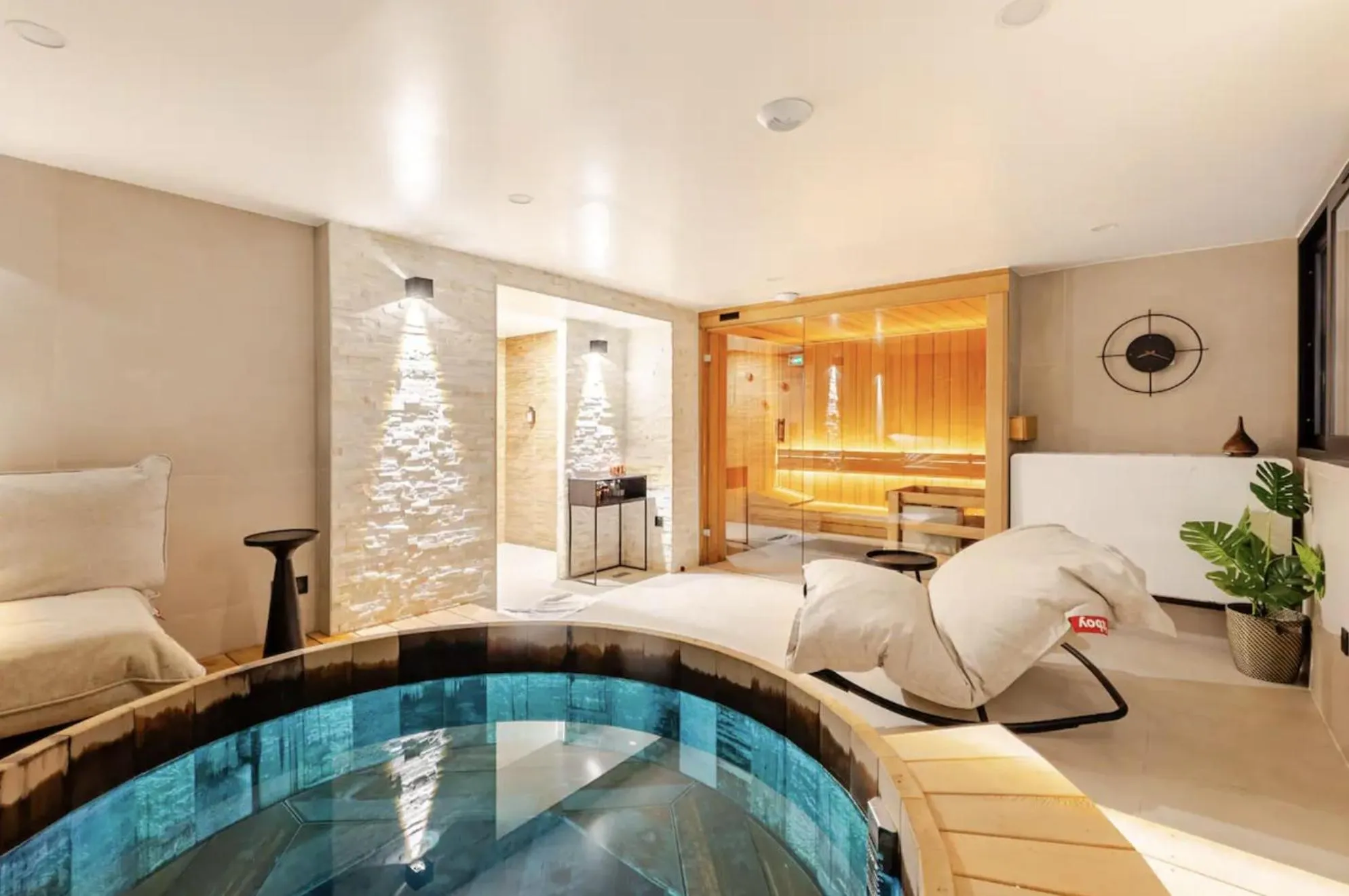 Hot Tub, Bed in Atypik Hotel