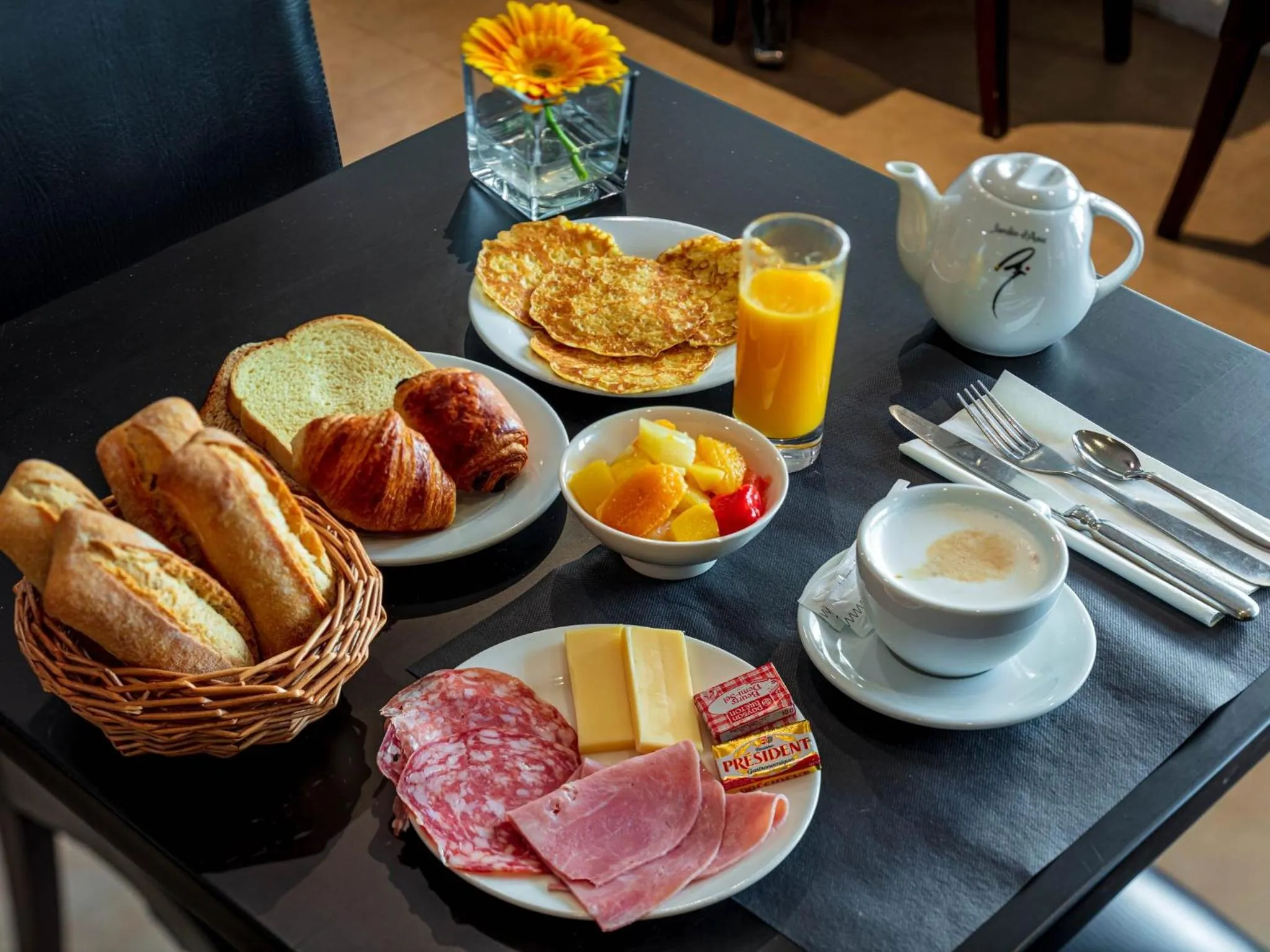 Buffet breakfast in Noemys Valence Nord - hotel restaurant
