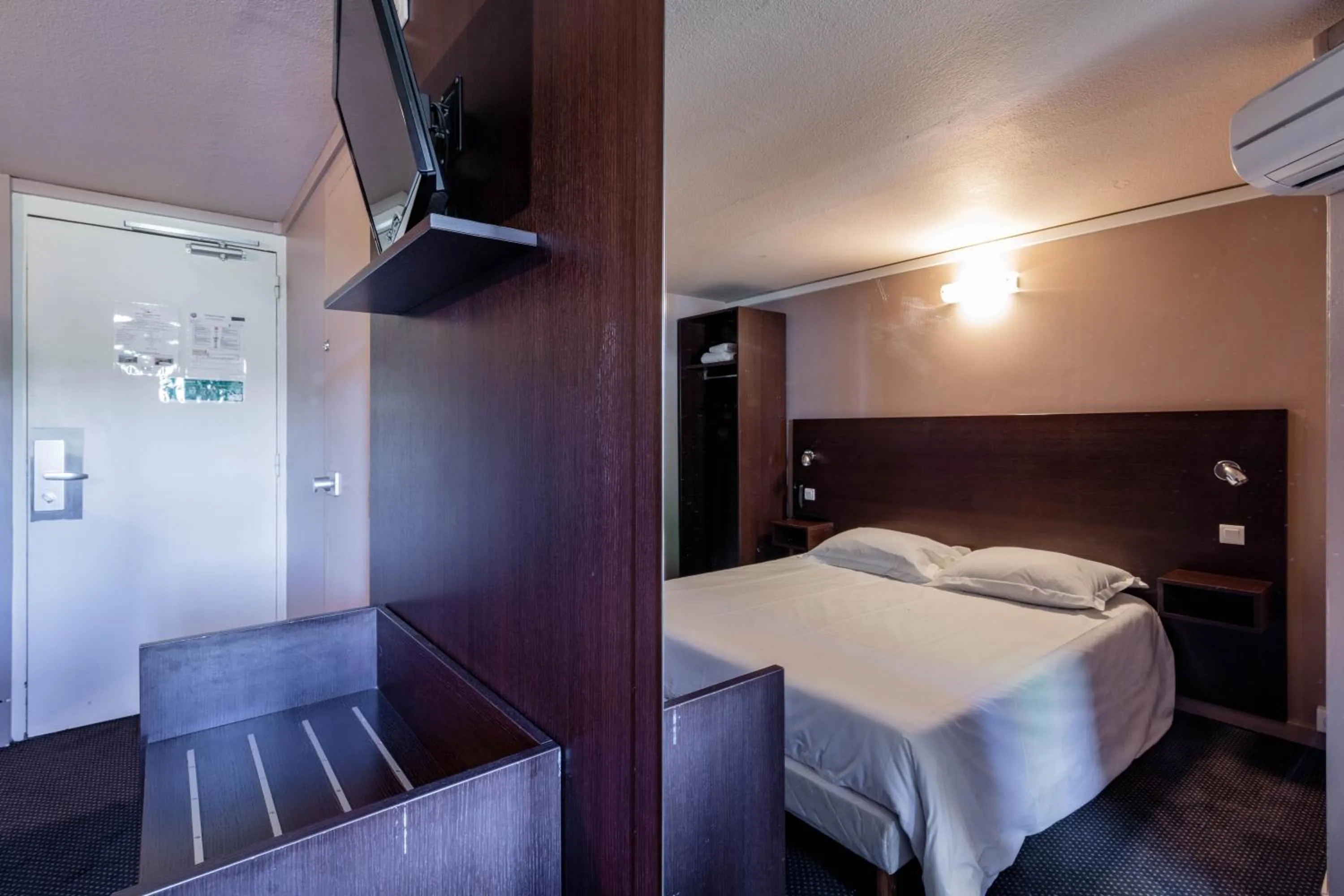 TV and multimedia, Bed in Noemys Valence Nord - hotel restaurant