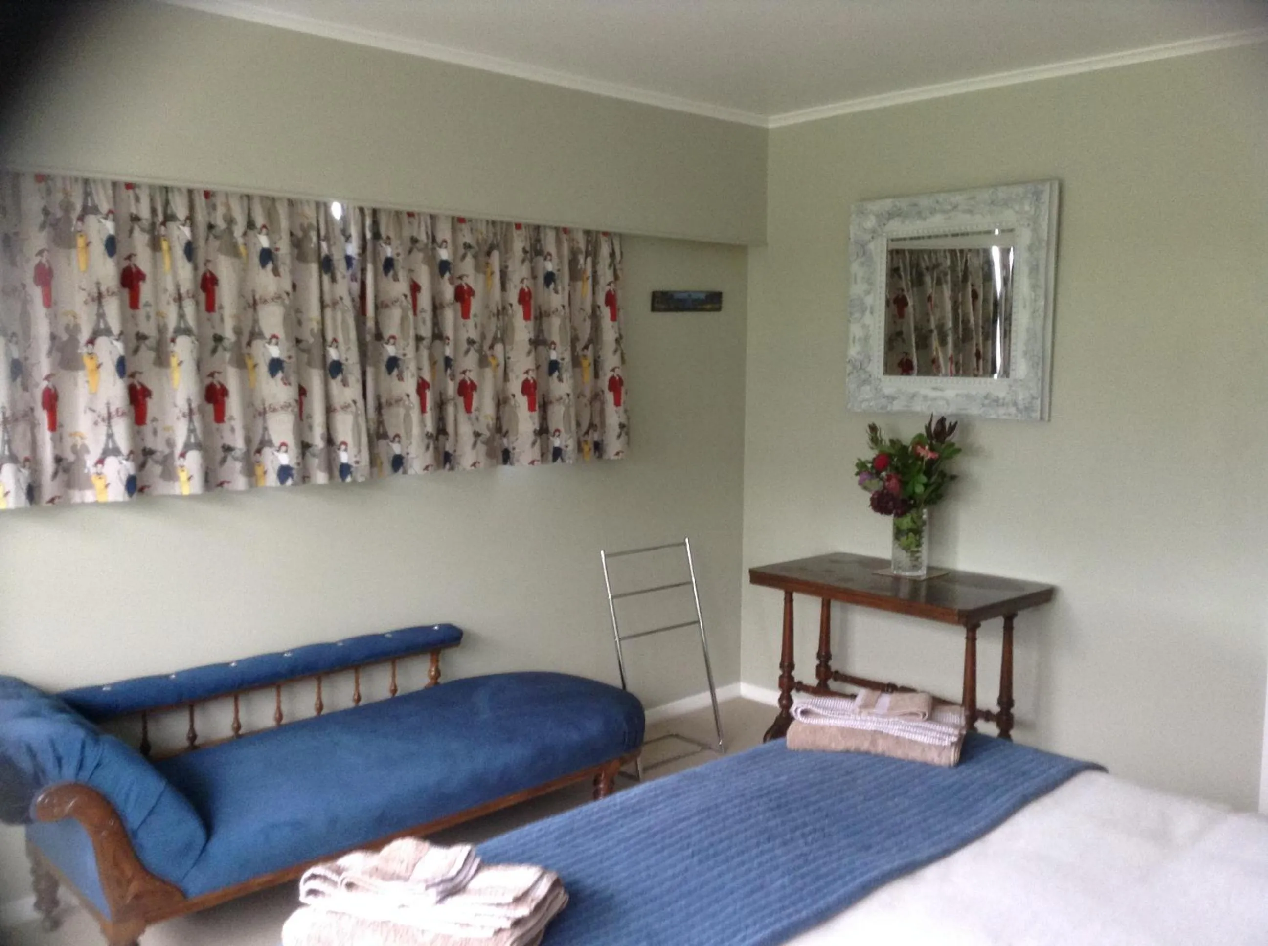 Seating area, Bed in Languor B&B