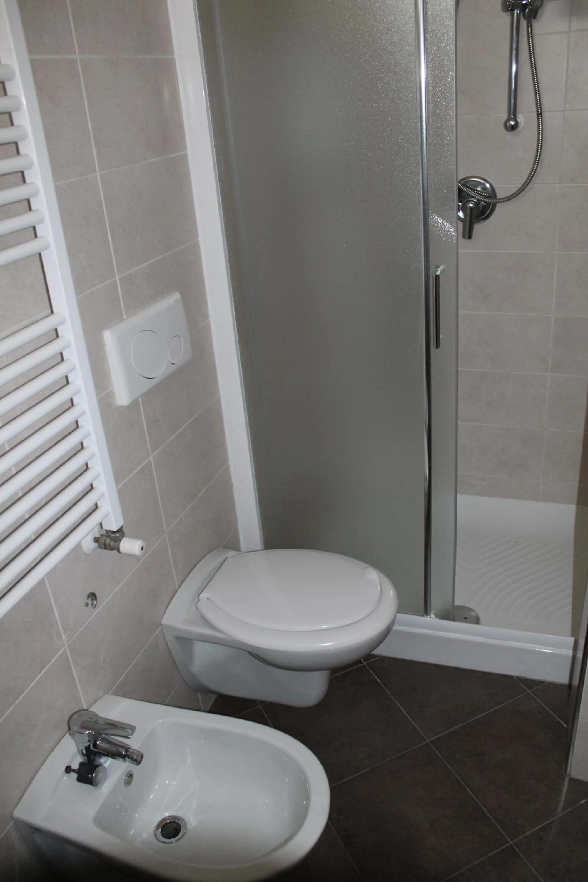 Shower in Hotel Oblio