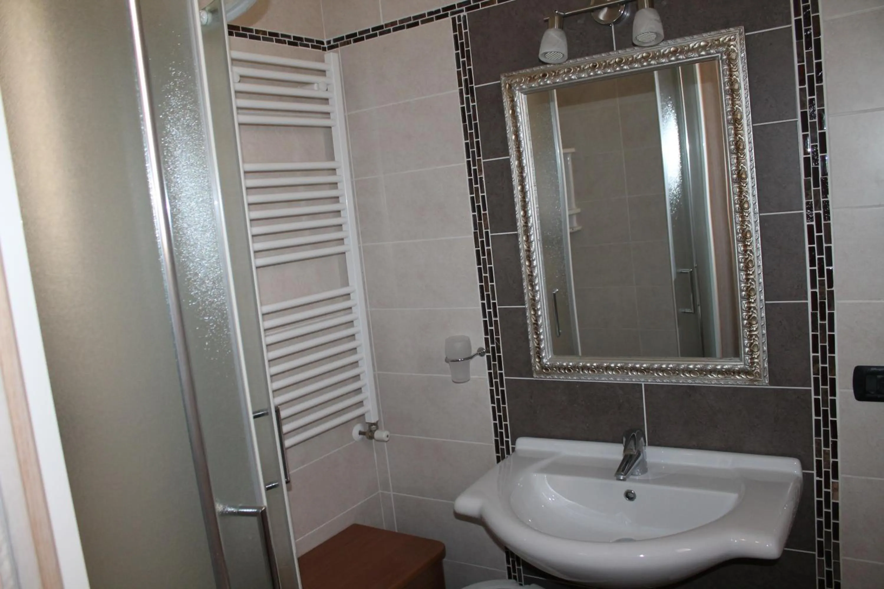 Shower in Hotel Oblio