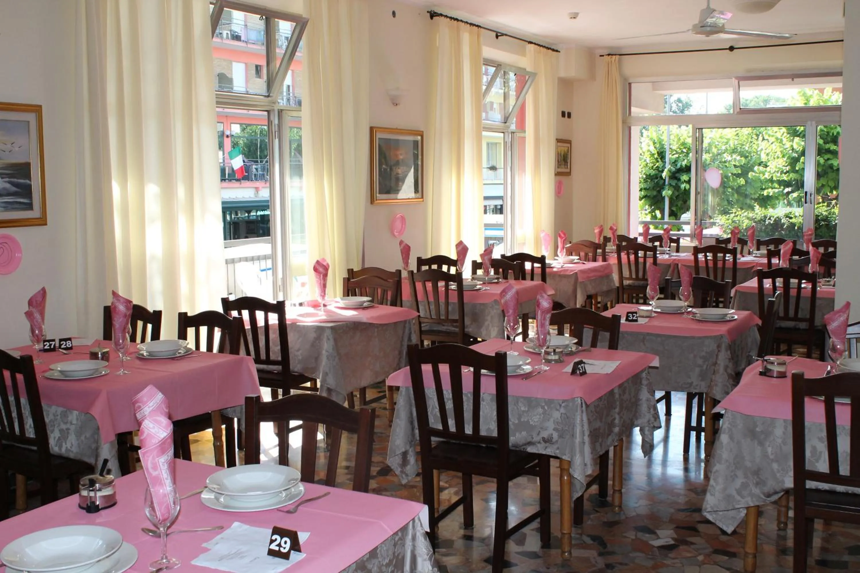 Restaurant/places to eat in Hotel Oblio