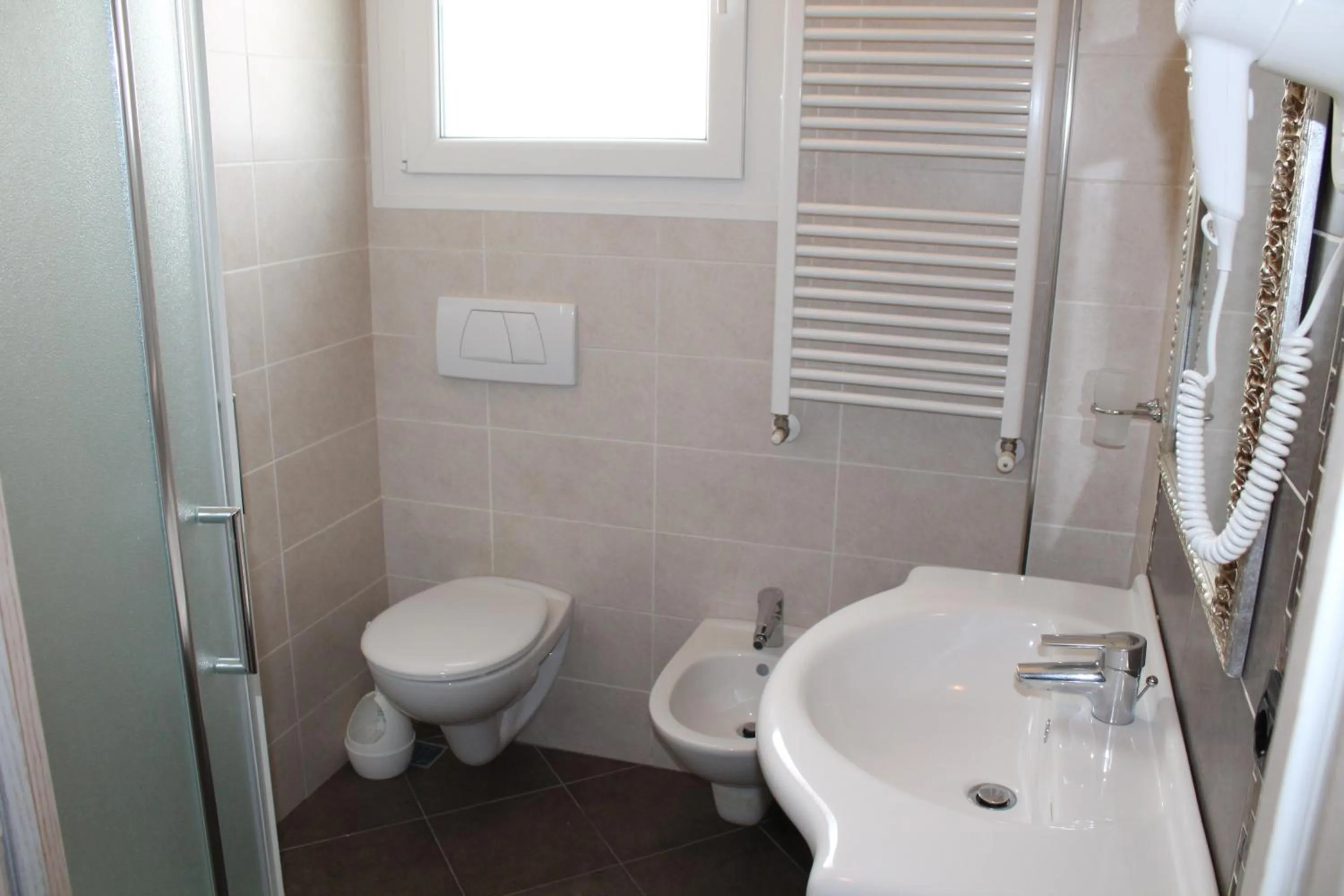 Shower in Hotel Oblio