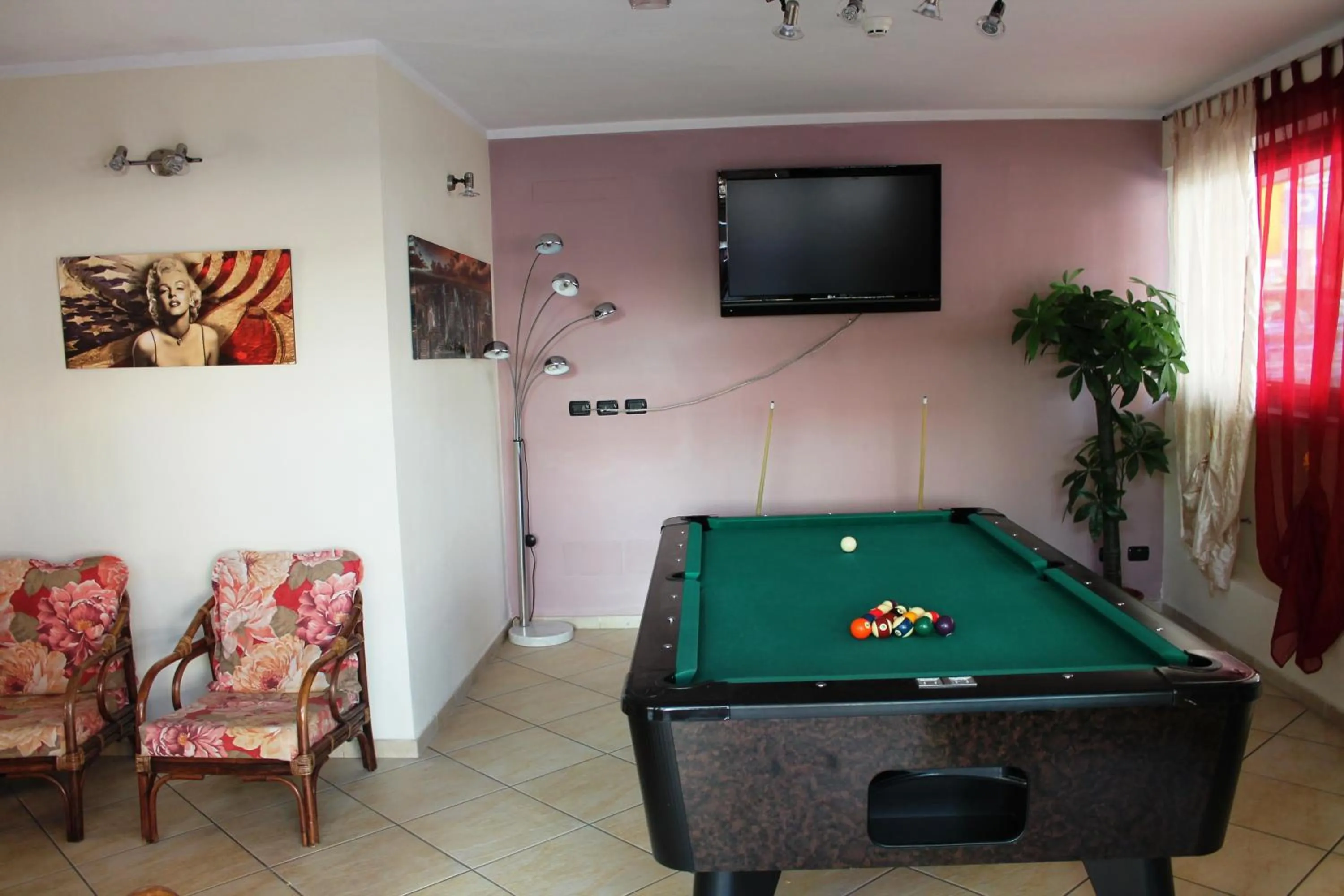 Communal lounge/ TV room in Hotel Oblio