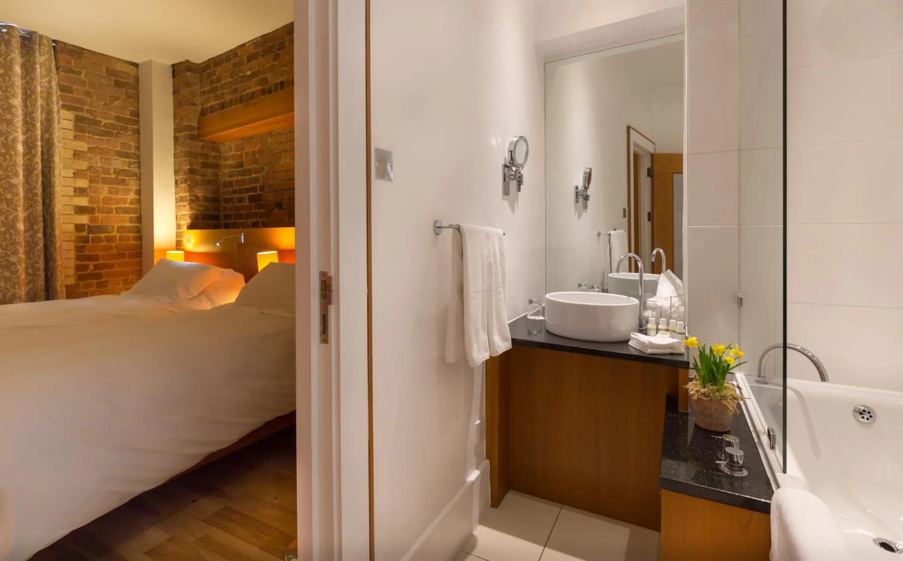 Bathroom, Bed in Hope Street Hotel