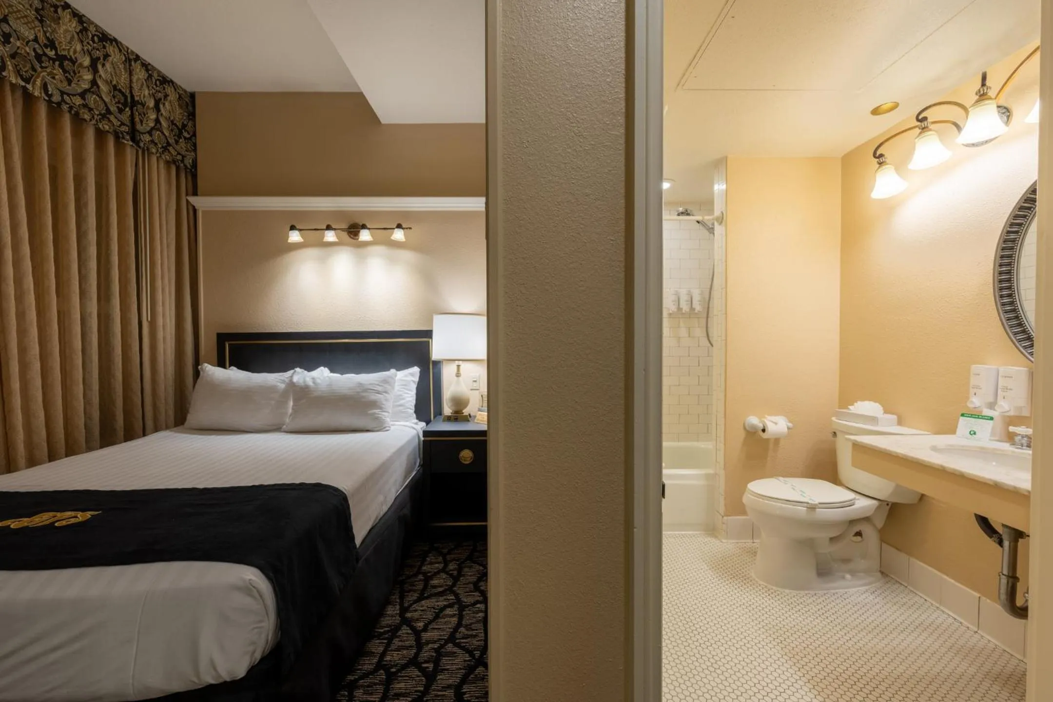 Toilet, Bed in Gaslamp Plaza Suites