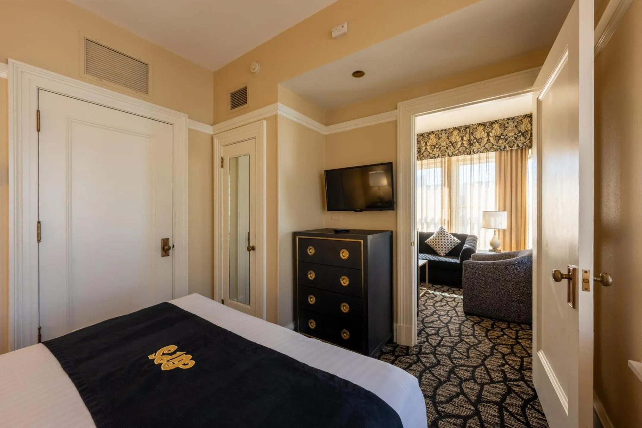 Bedroom, Bed in Gaslamp Plaza Suites
