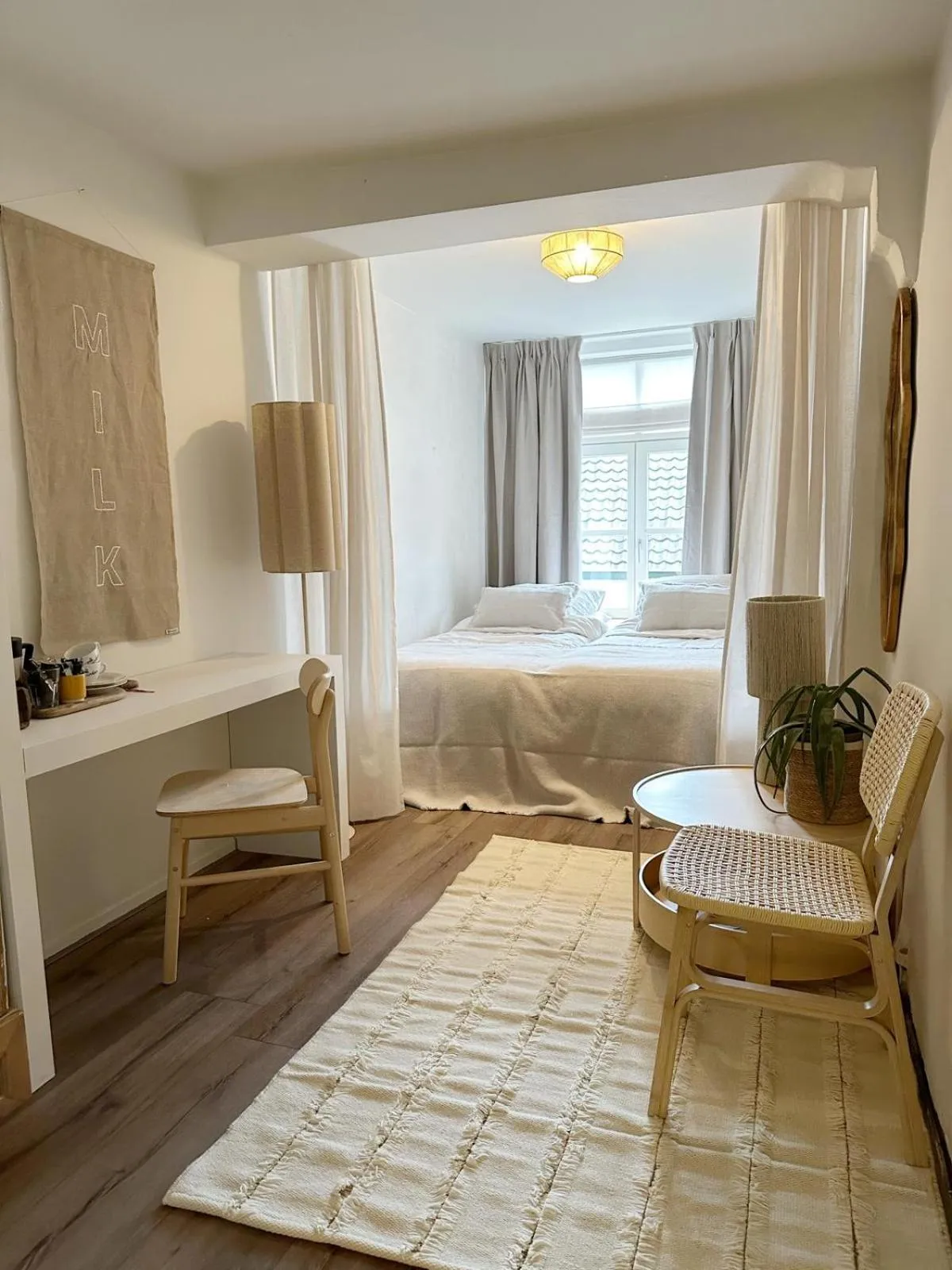 Bed in Milk and cookies