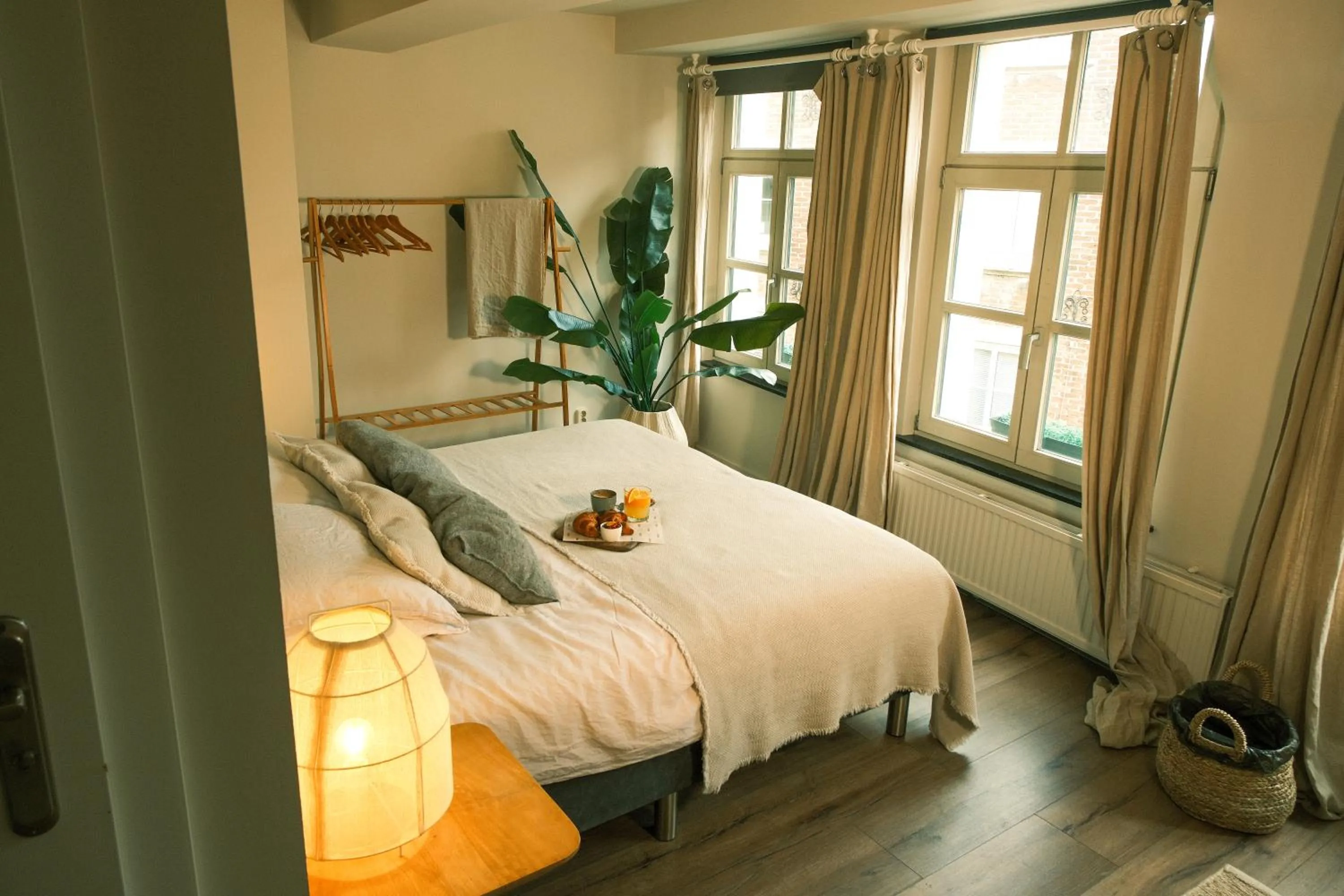 Bed in Milk and cookies