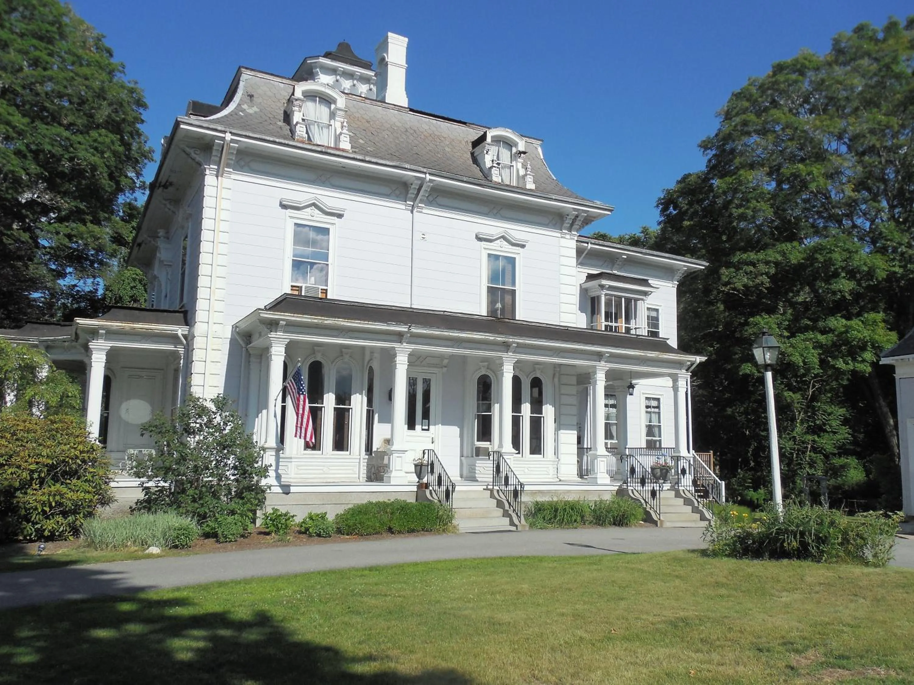Facade/entrance in Proctor Mansion Inn