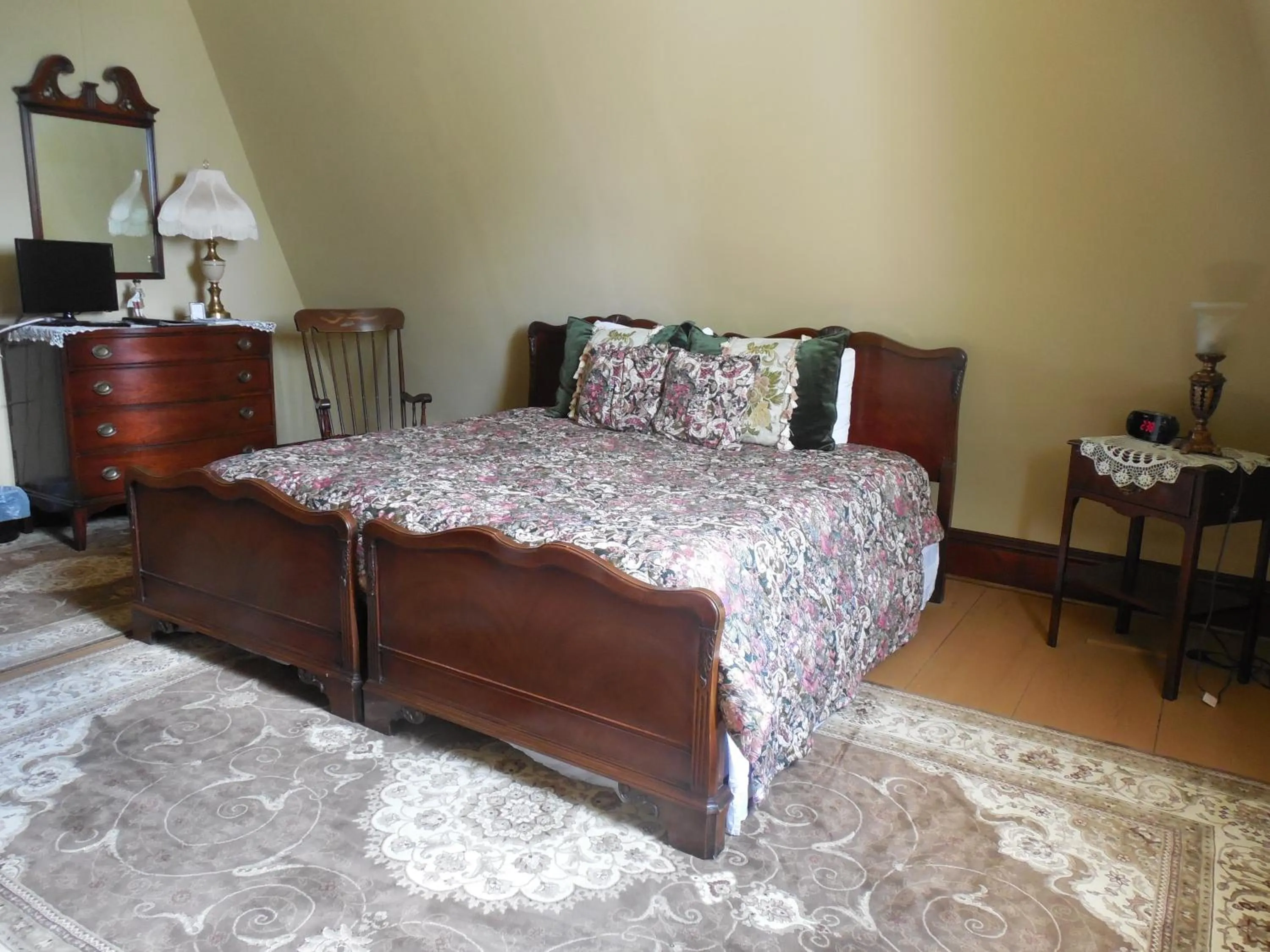 Bed in Proctor Mansion Inn
