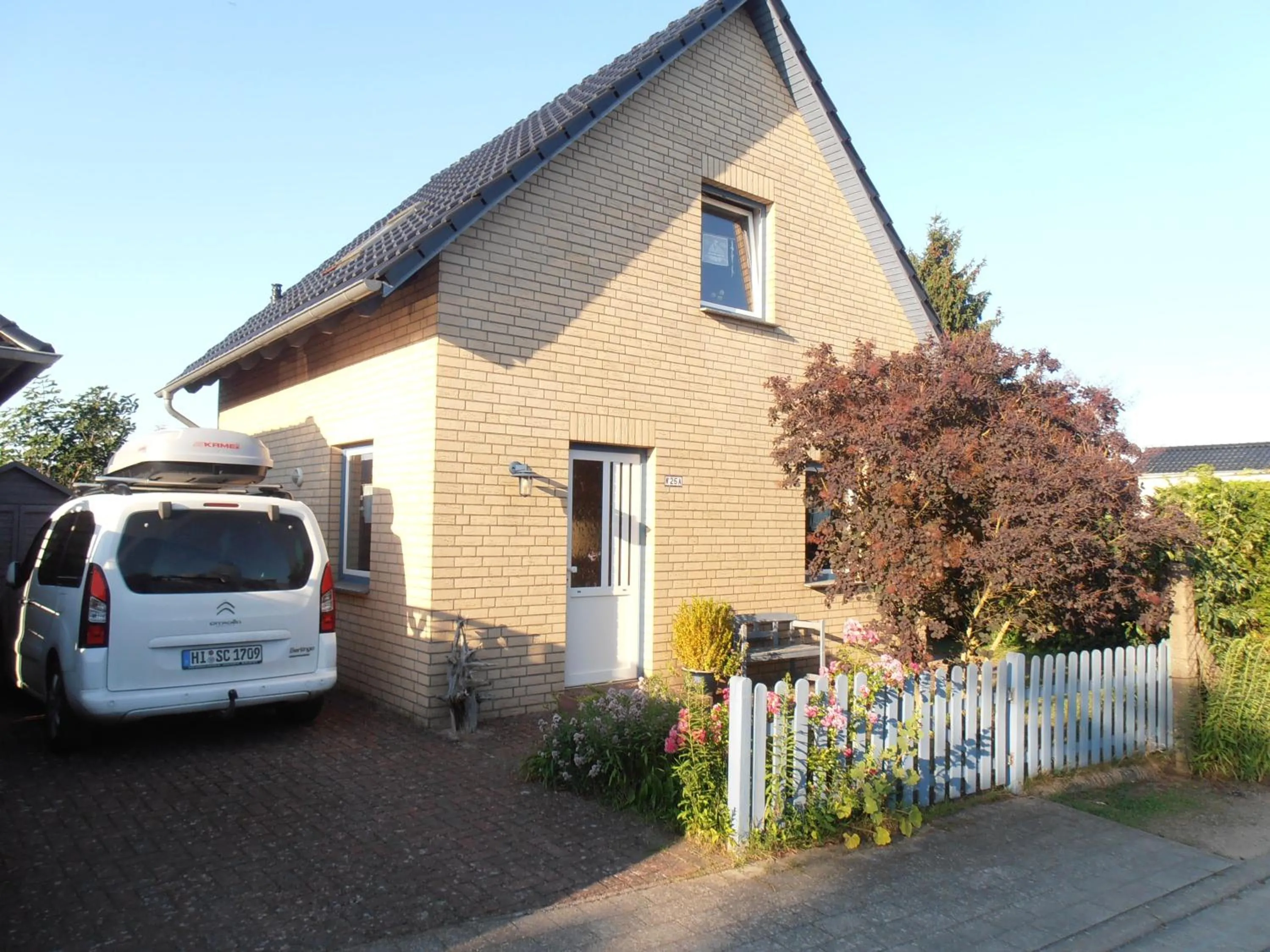 Großes, einzeln stehendes Ferienhaus "Undine", ruhige Lage, Terrasse, Parkplatz, Fahrradhäuschen abschließbar, Nähe zur Altstadt und 600 m zum Müritz - Strand