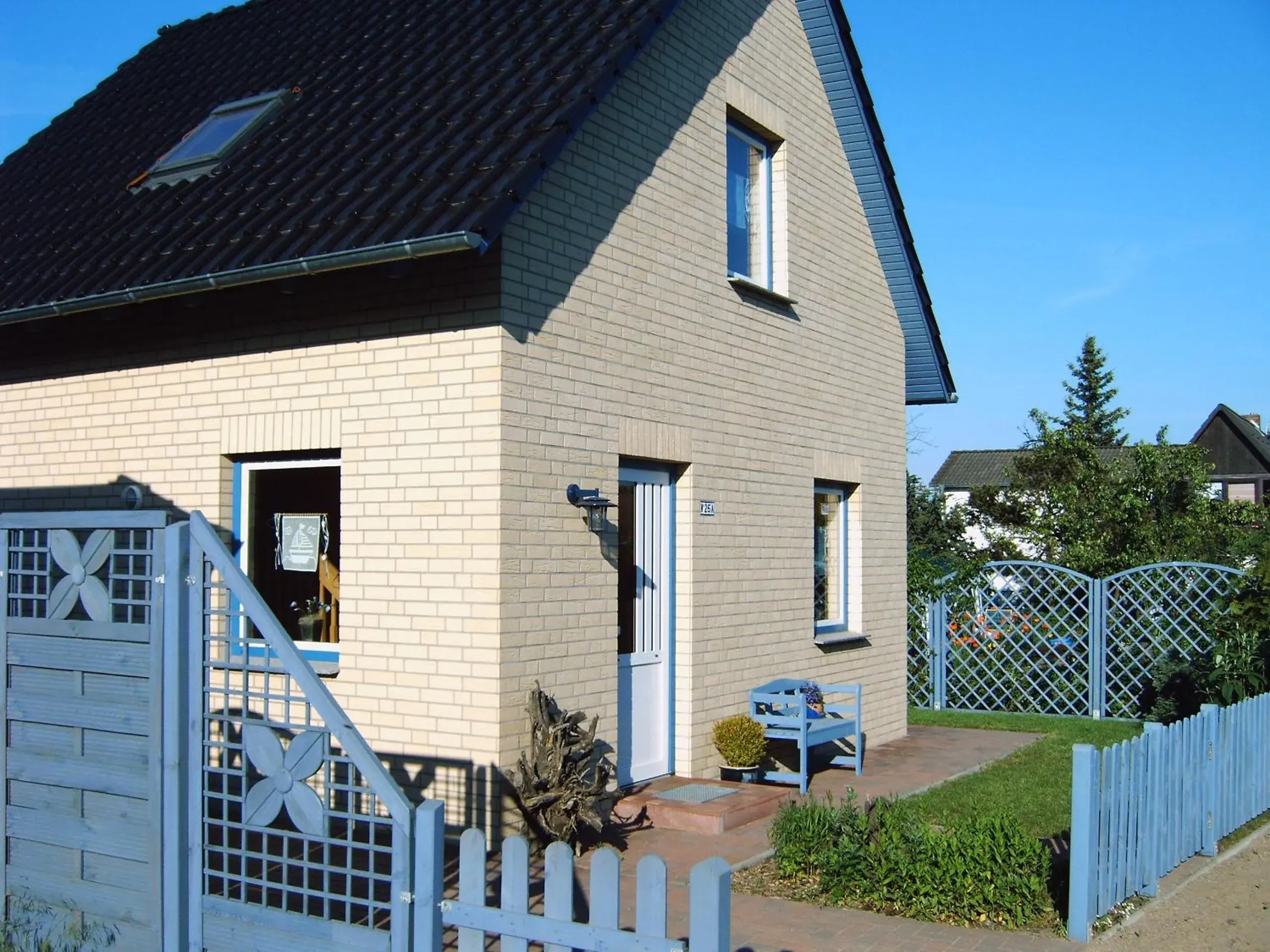 Großes, einzeln stehendes Ferienhaus "Undine", ruhige Lage, Terrasse, Parkplatz, Fahrradhäuschen abschließbar, Nähe zur Altstadt und 600 m zum Müritz - Strand Großes, einzeln stehendes Ferienhaus "Undine", ruhige Lage, Terrasse, Parkplatz, Fahrradhäuschen abschließbar, Nähe zur Altstadt und 600 m zum Müritz - Strand