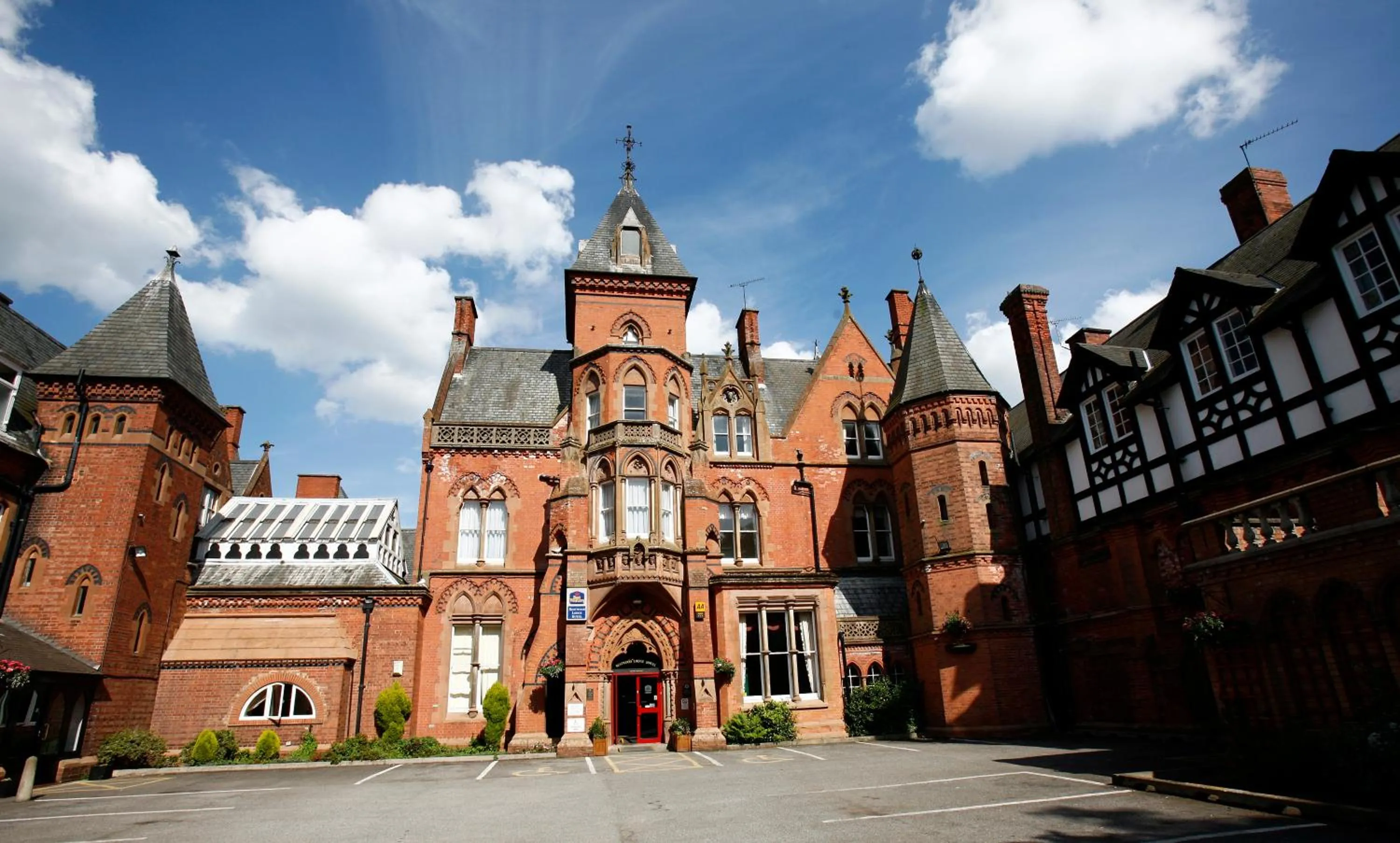 Facade/entrance in Bestwood Lodge Hotel