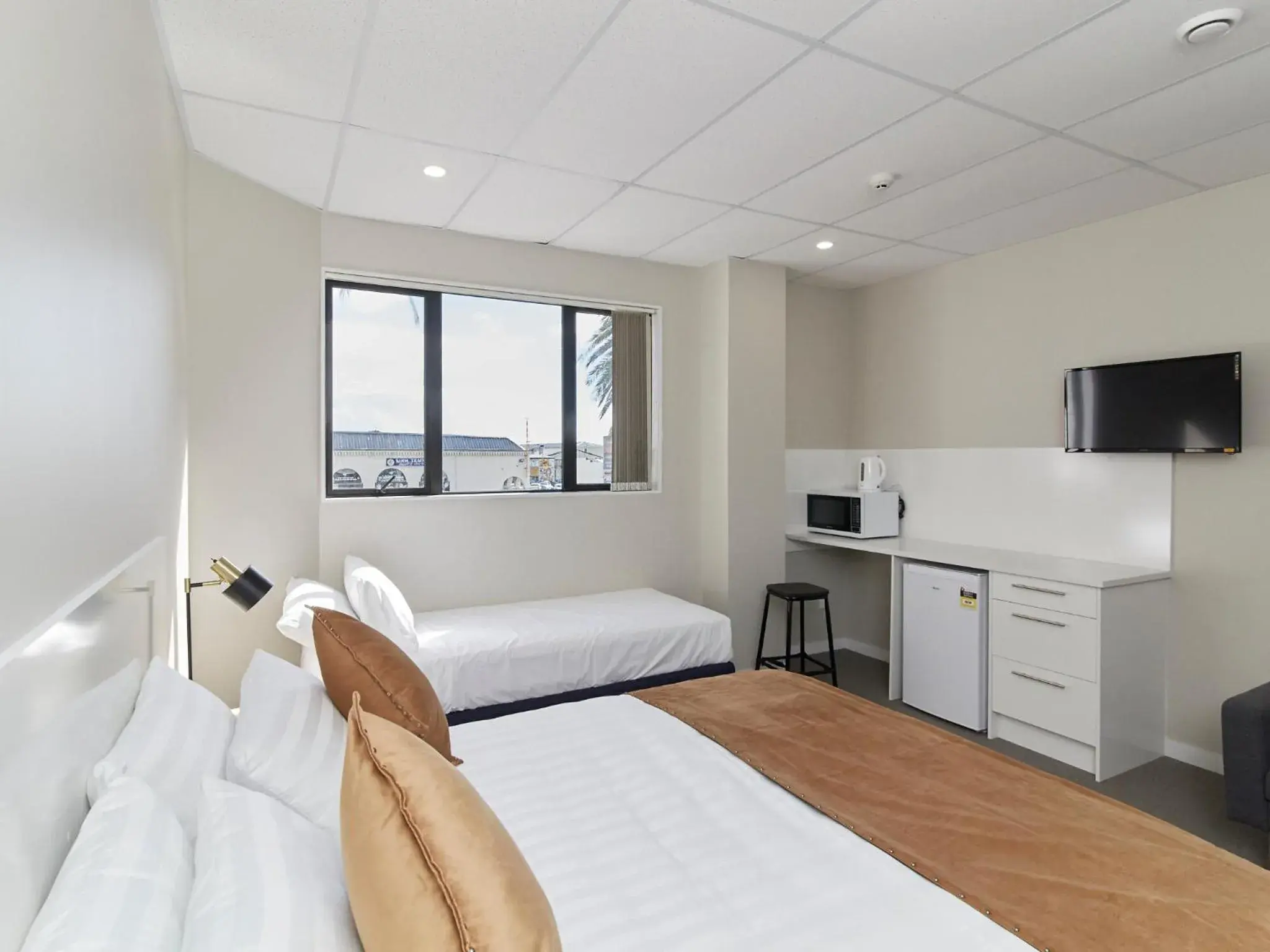 TV and multimedia, Bed in Three Palms Lodge TV and multimedia, Bed in Three Palms Lodge