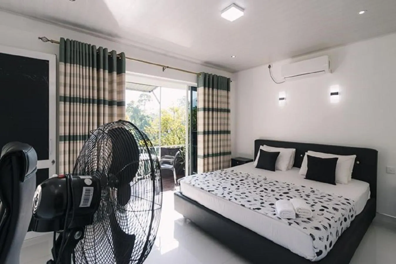 Photo of the whole room, Bed in e-stay Hanthana Kandy