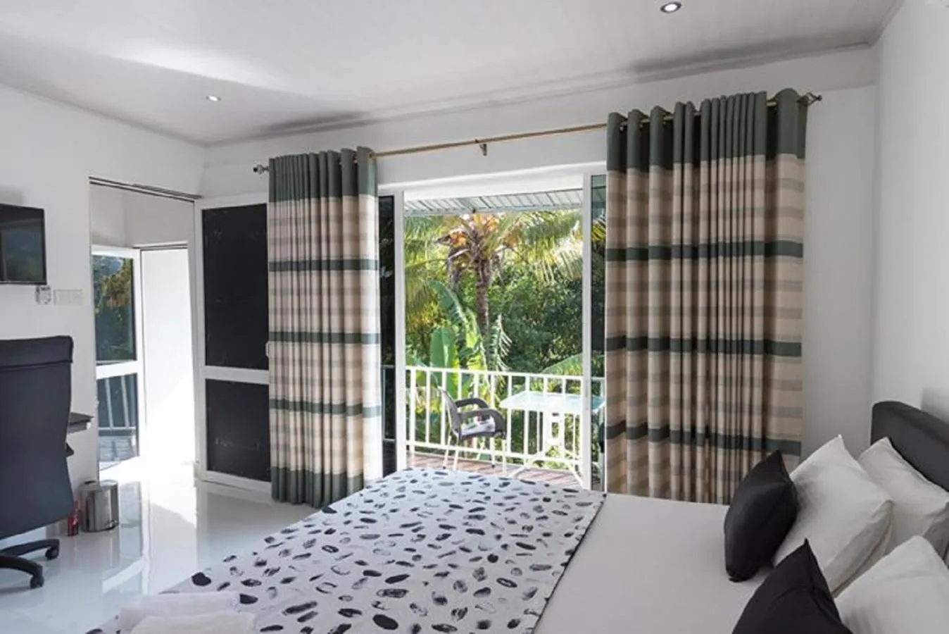 Bed in e-stay Hanthana Kandy