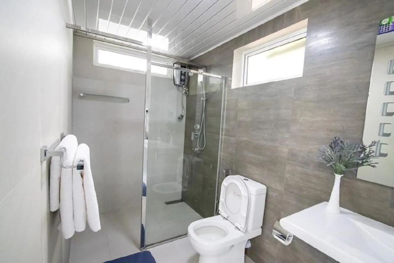 Toilet in e-stay Hanthana Kandy