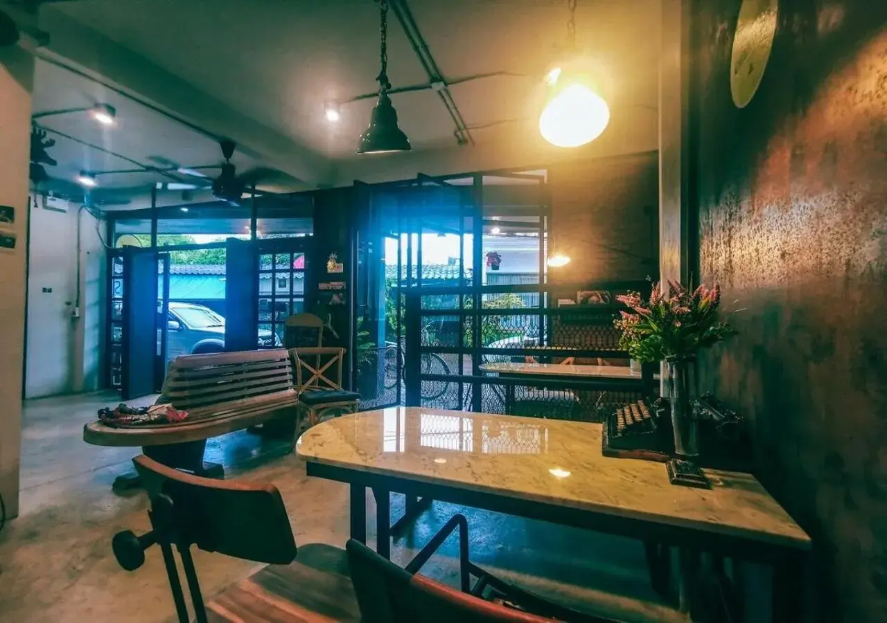 Property building in Chernchan Hostel Property building in Chernchan Hostel