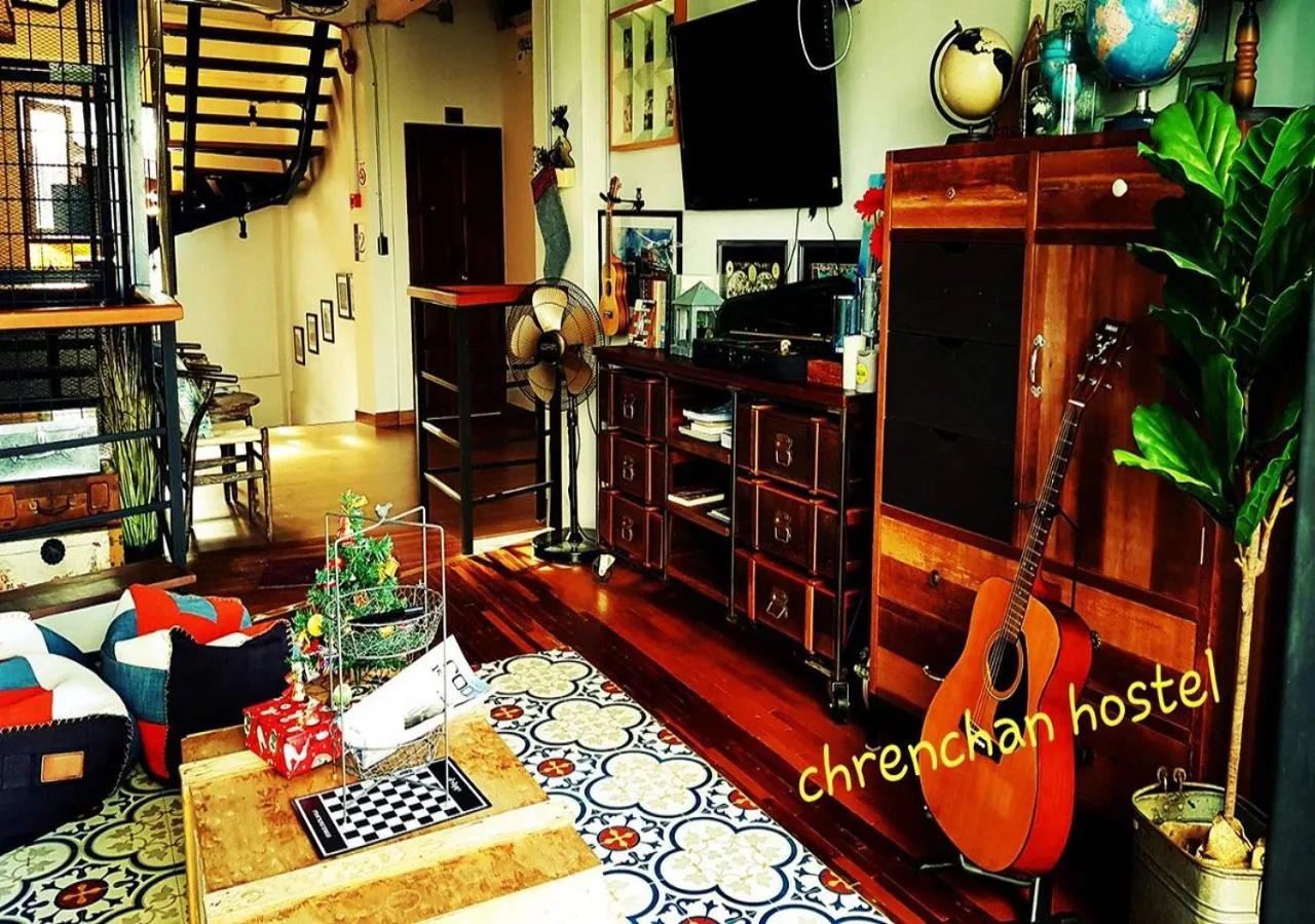 Communal lounge/ TV room in Chernchan Hostel