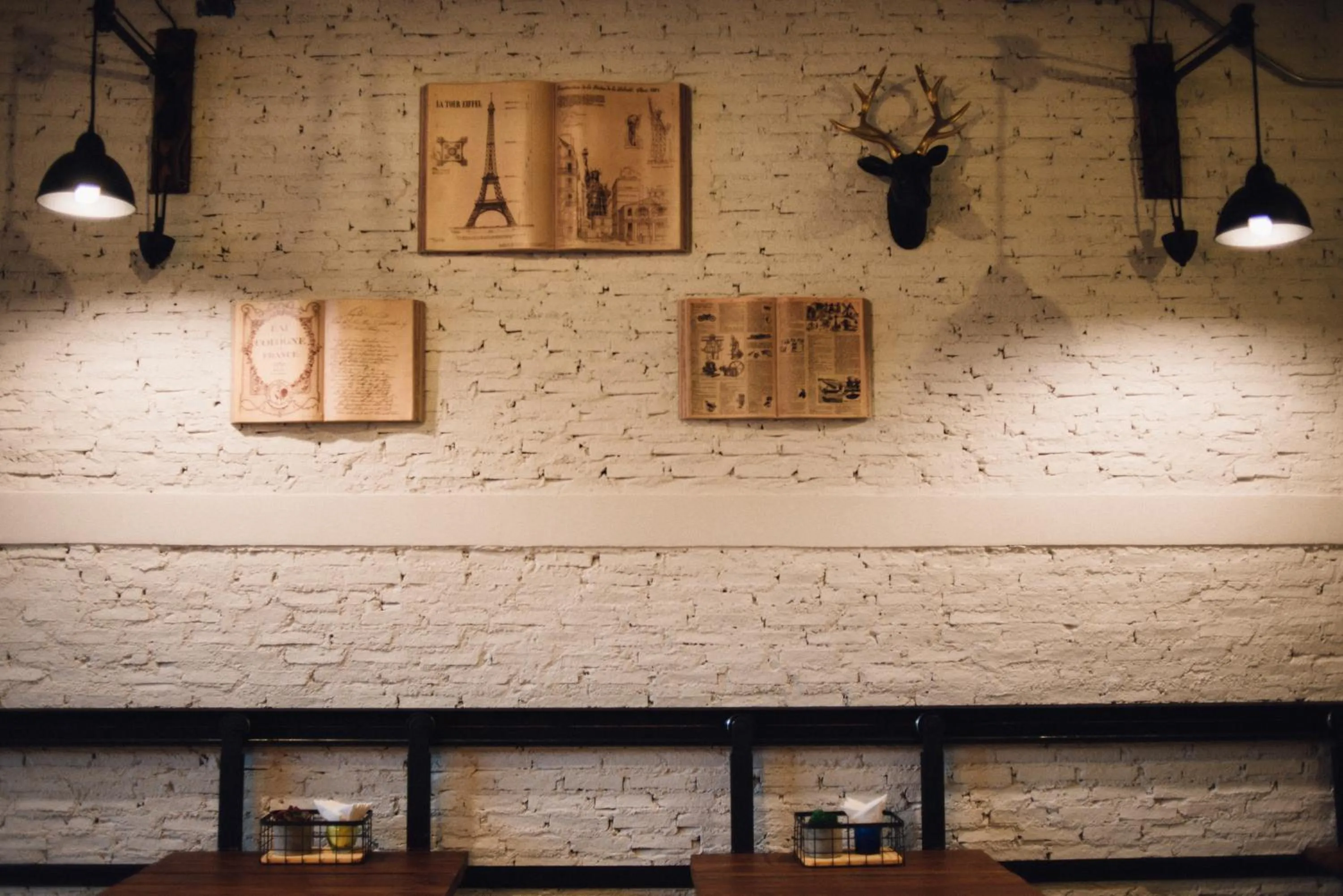 Decorative detail in Chernchan Hostel