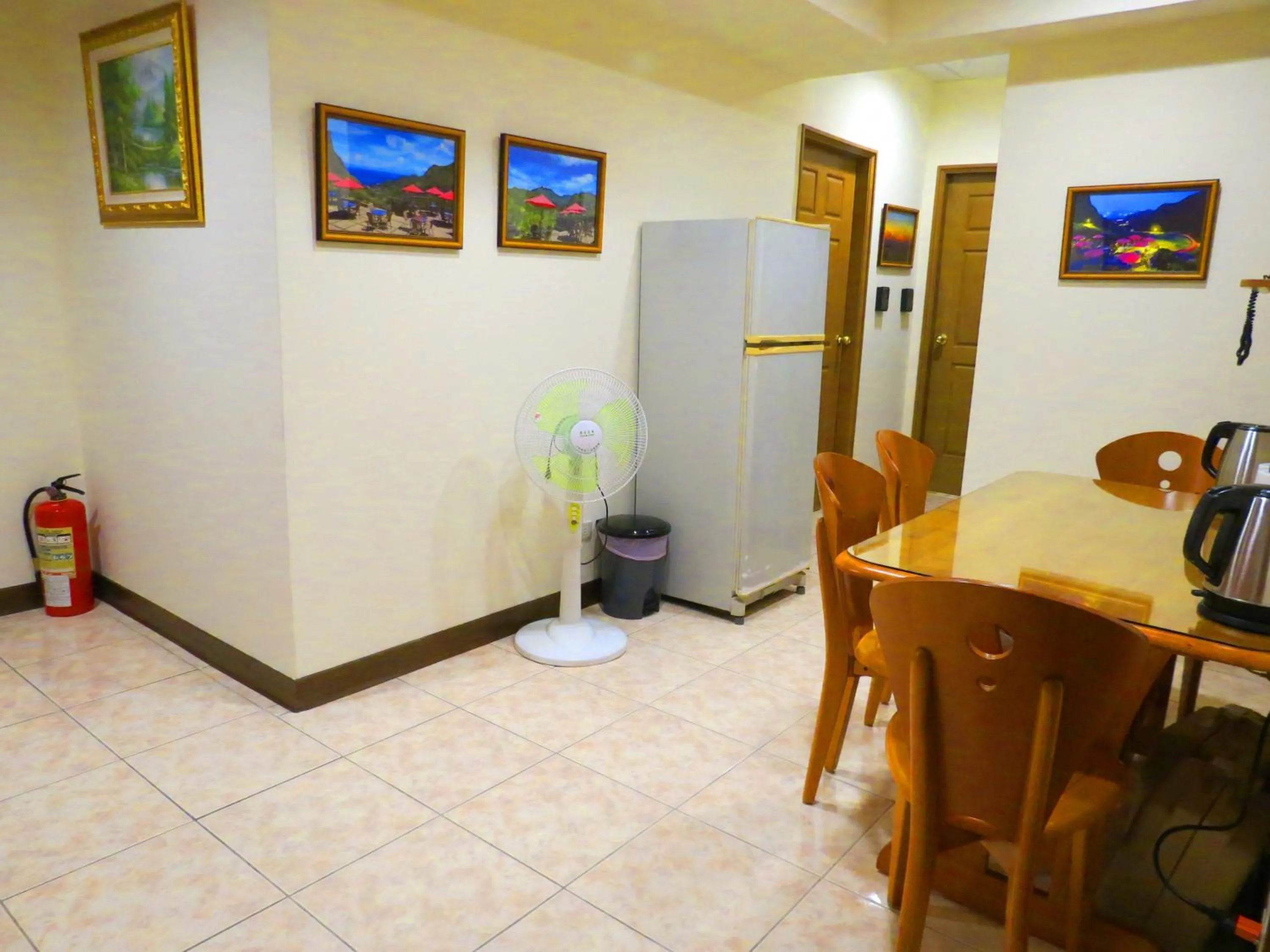 Communal lounge/ TV room in eZ Stay Juifen(Ruifang Station)