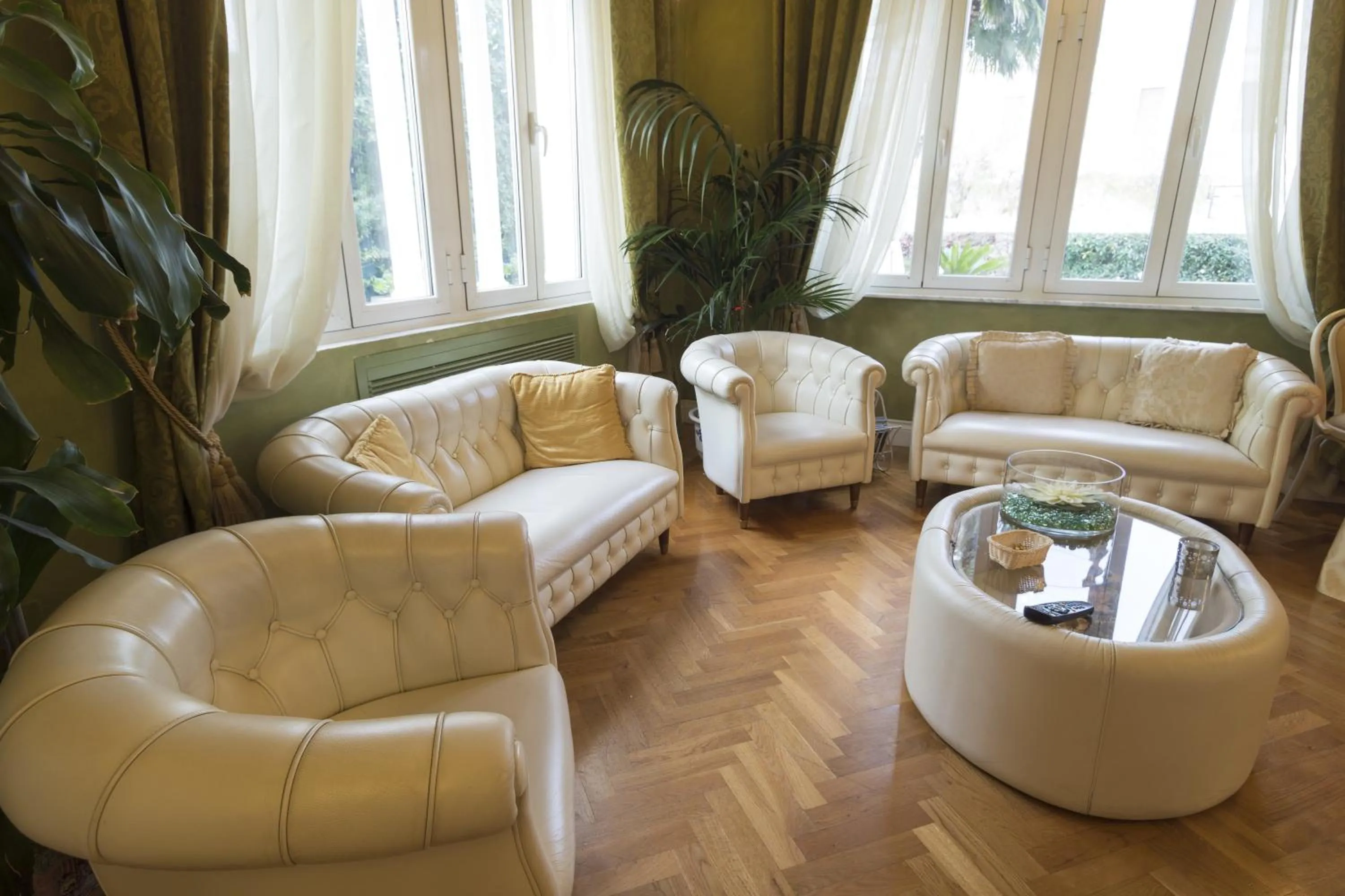 Communal lounge/ TV room in Hotel Gennarino