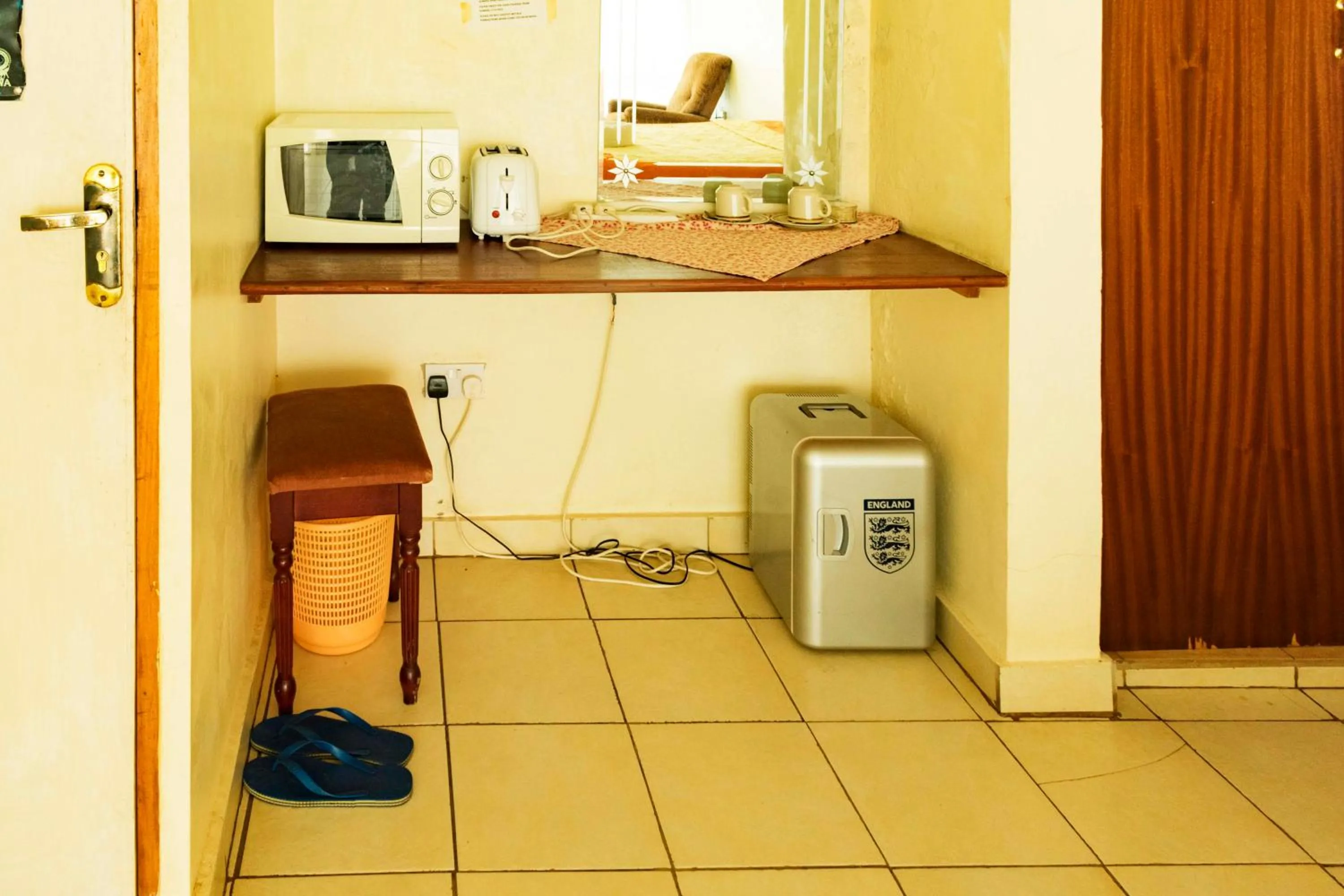 Coffee/tea facilities in Sunrise Apartments Hotel Fort Portal