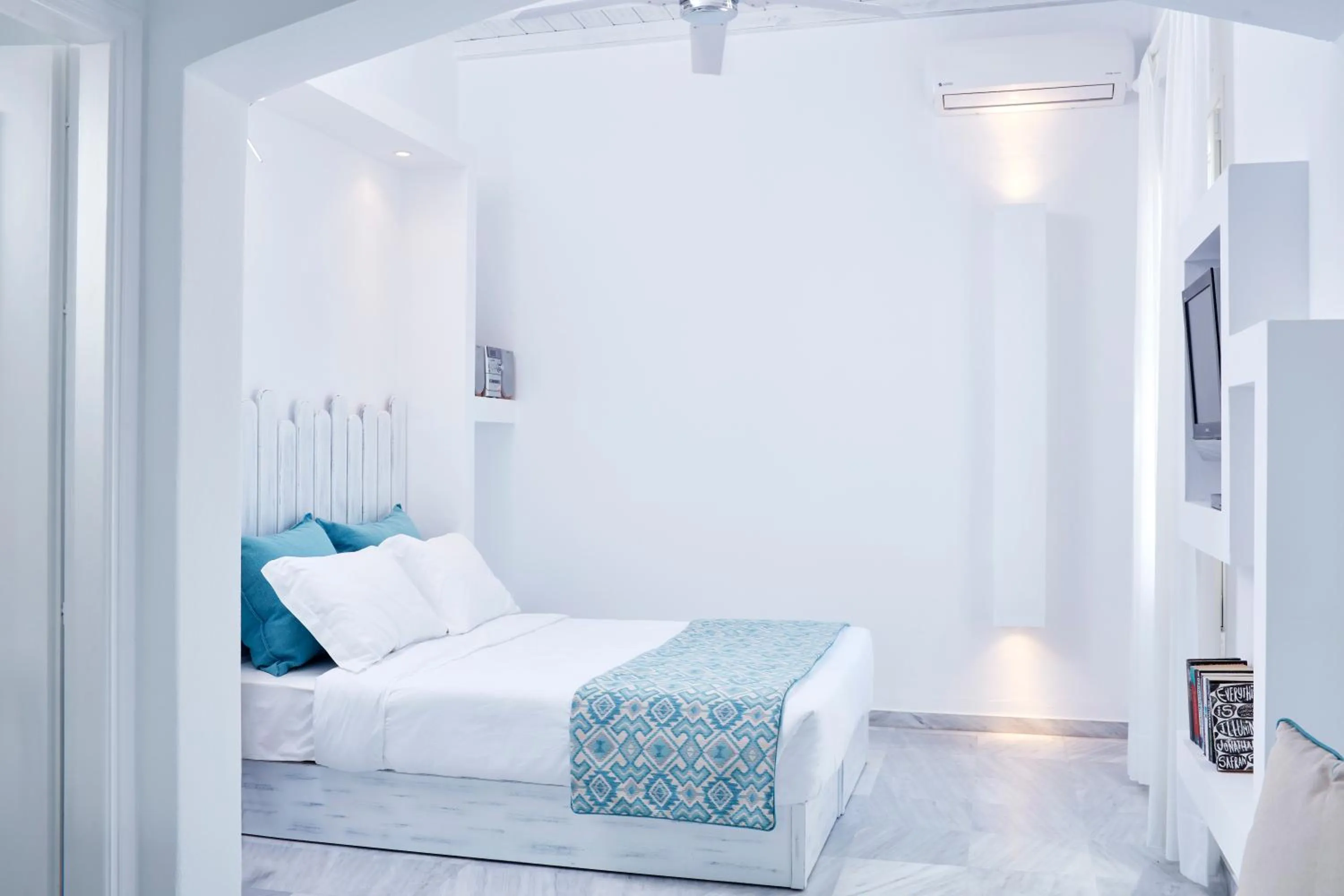 TV and multimedia, Bed in Mykonos Town Suites
