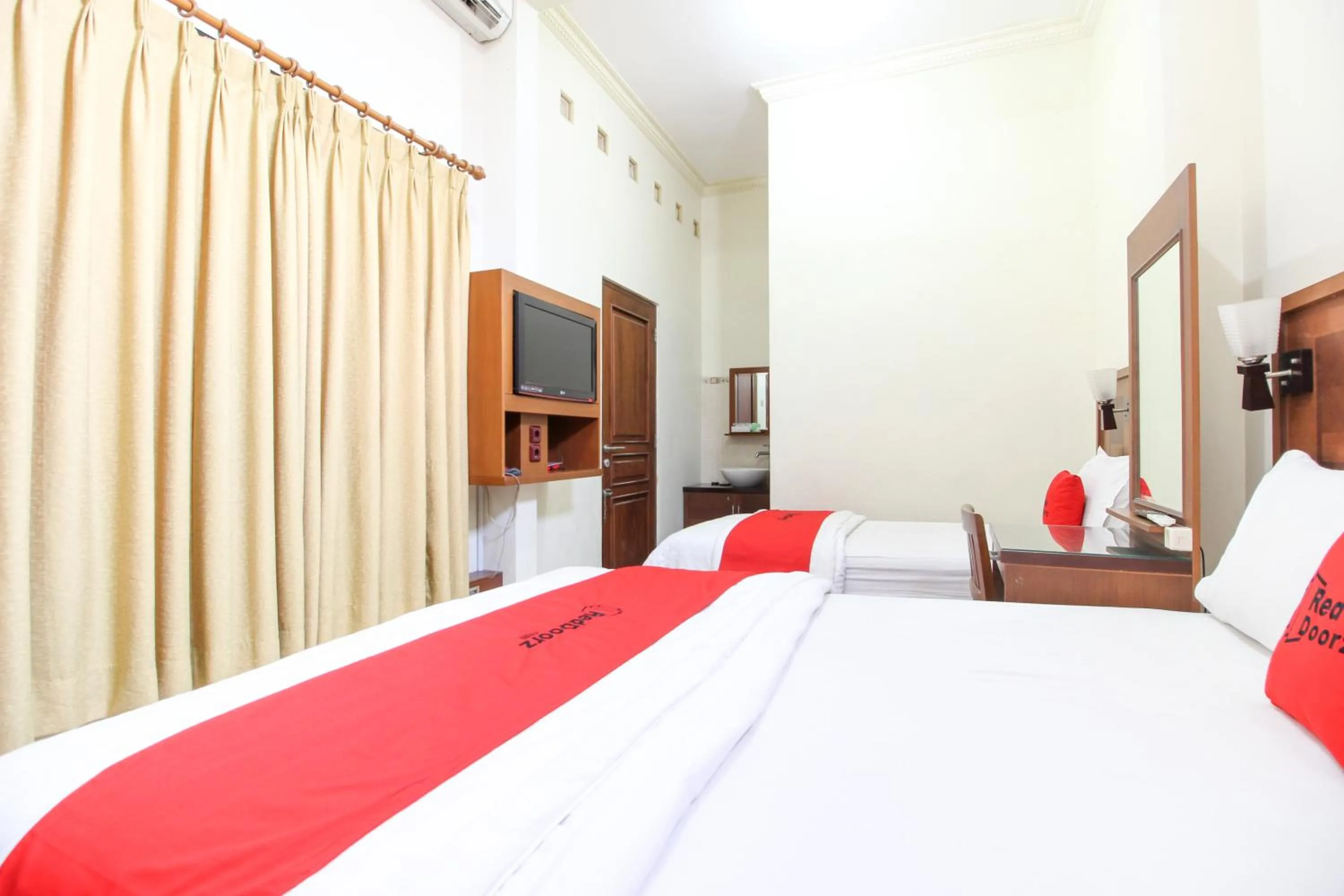 Bedroom, Bed in RedDoorz plus @ Tegal Panggung