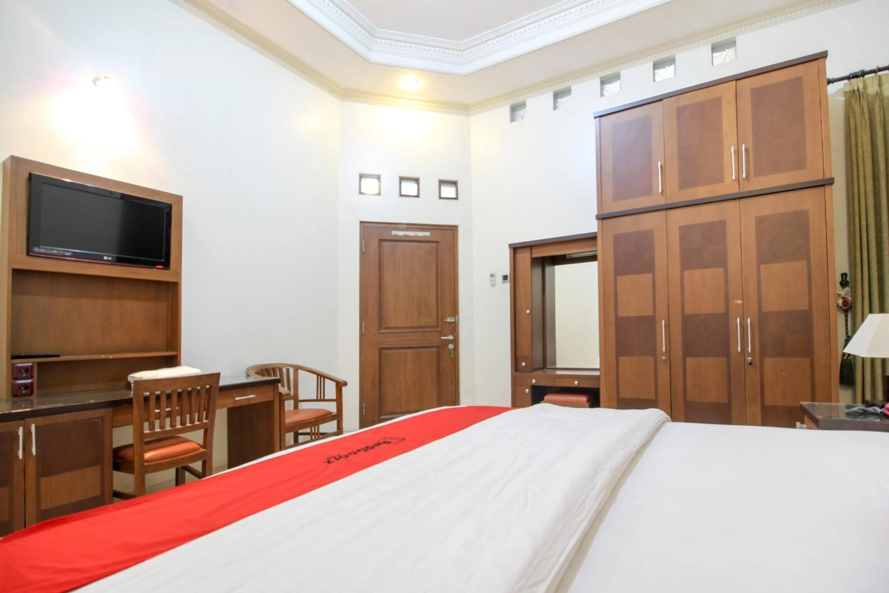 Bedroom, Bed in RedDoorz plus @ Tegal Panggung
