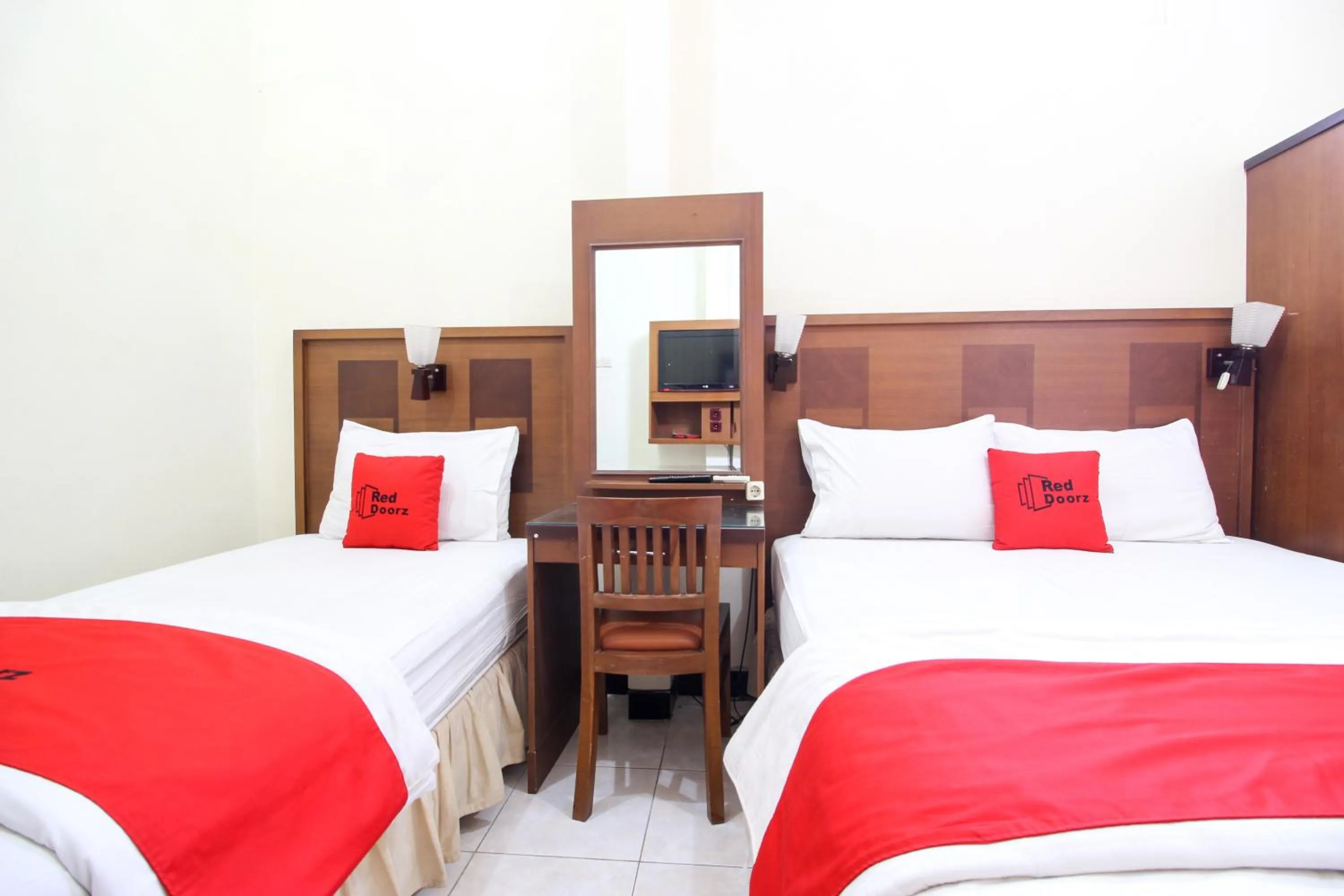 Bedroom, Bed in RedDoorz plus @ Tegal Panggung