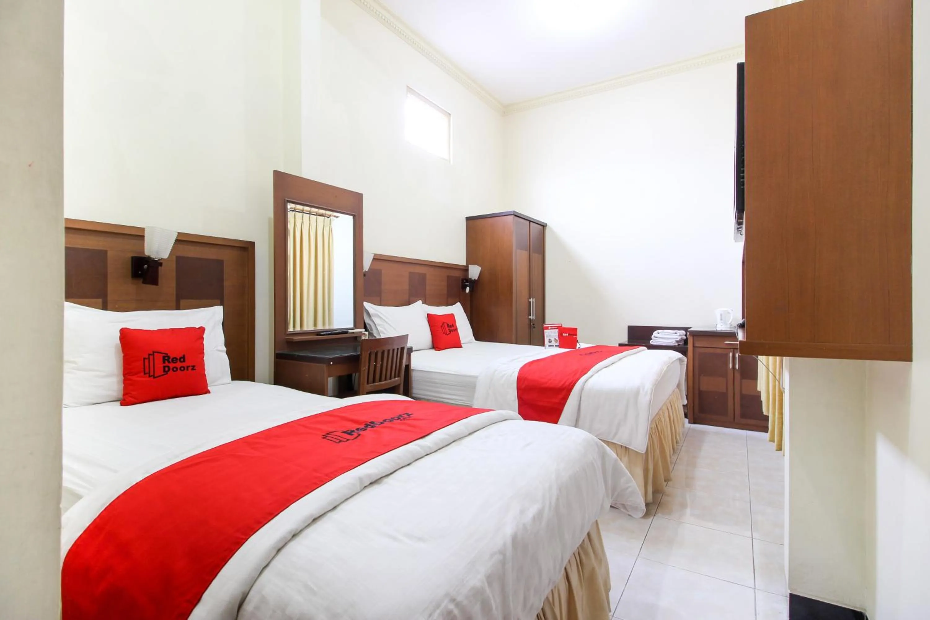 Bedroom, Bed in RedDoorz plus @ Tegal Panggung