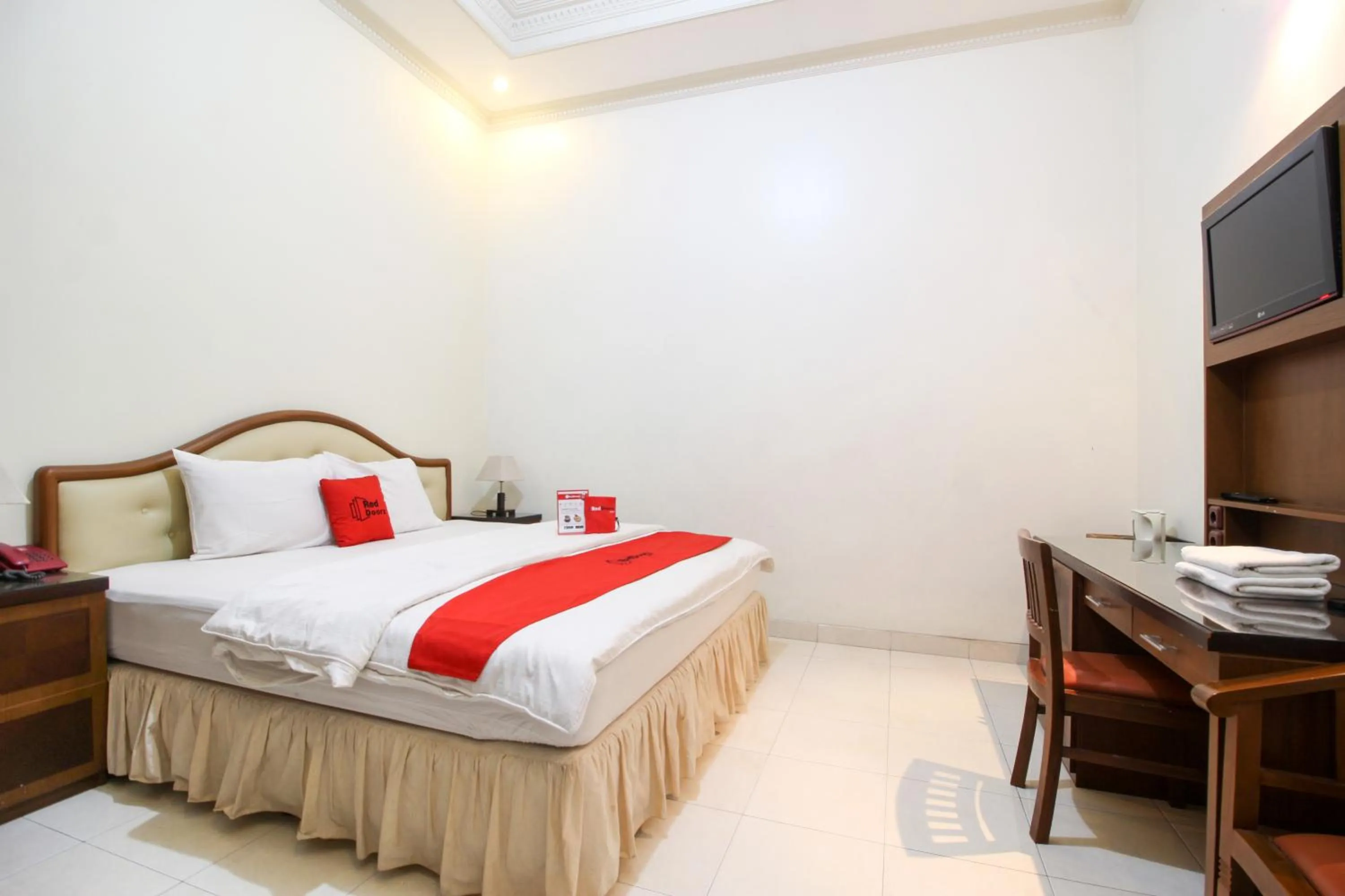 Bedroom, Bed in RedDoorz plus @ Tegal Panggung