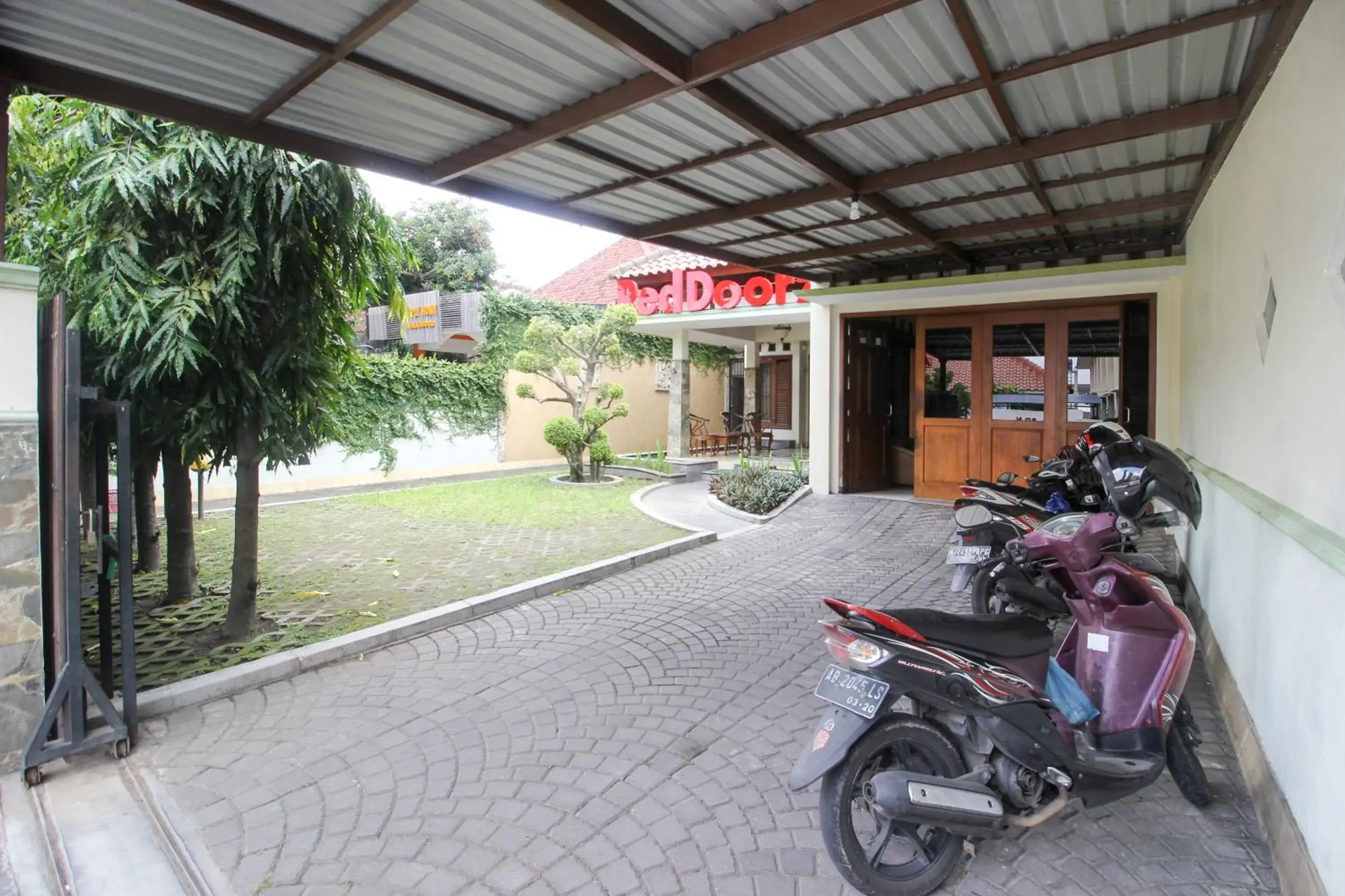 Facade/entrance in RedDoorz plus @ Tegal Panggung Facade/entrance in RedDoorz plus @ Tegal Panggung