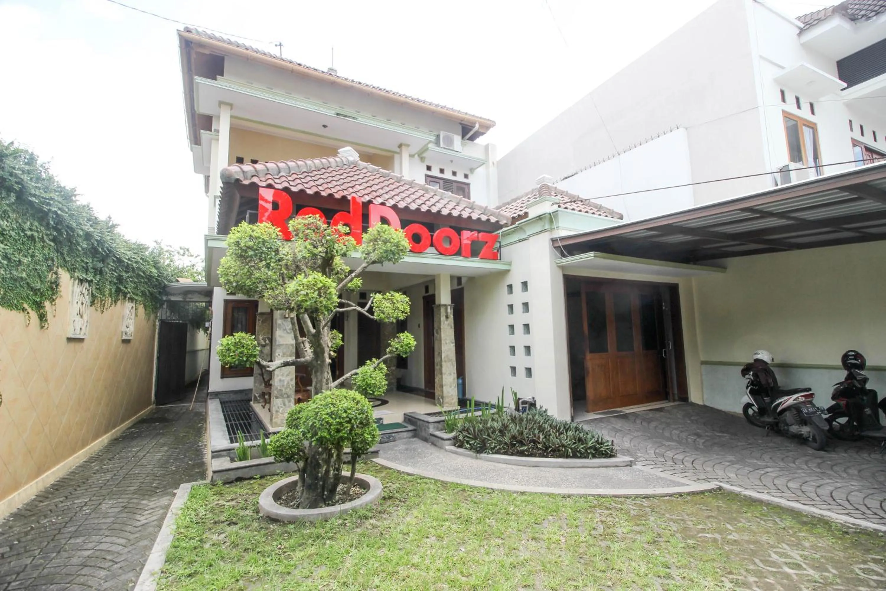 Property building in RedDoorz plus @ Tegal Panggung
