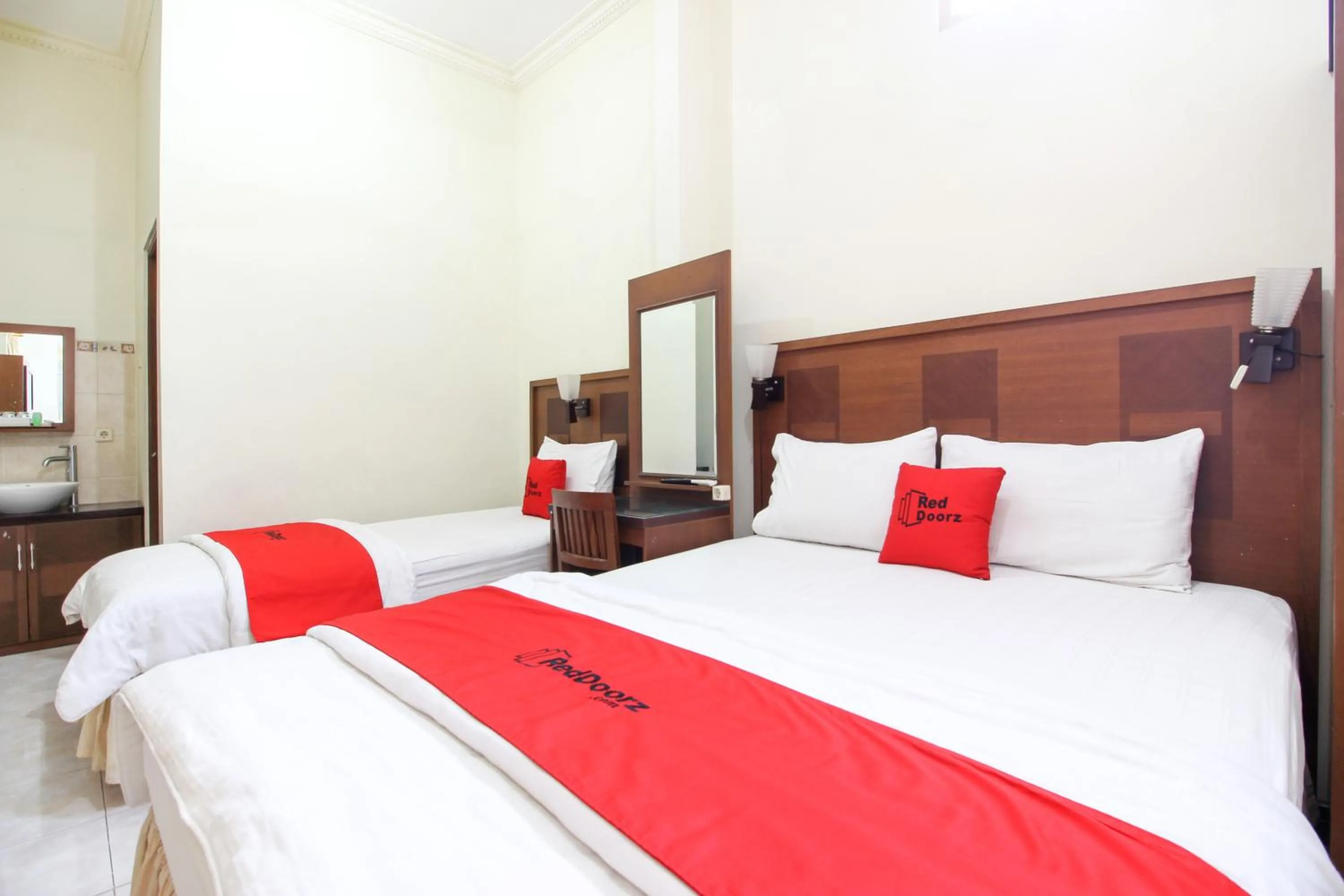 Bed in RedDoorz plus @ Tegal Panggung