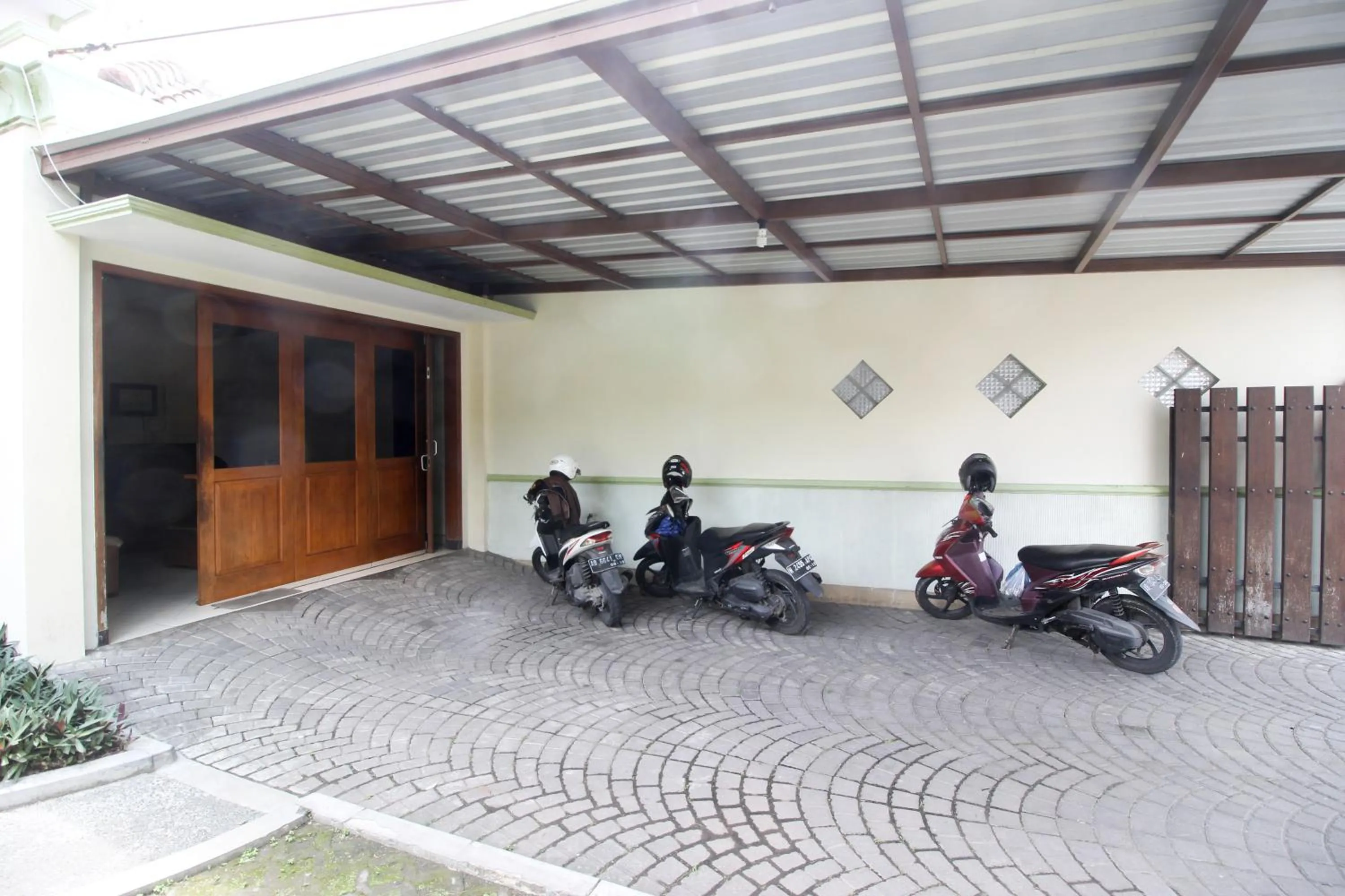 Parking in RedDoorz plus @ Tegal Panggung