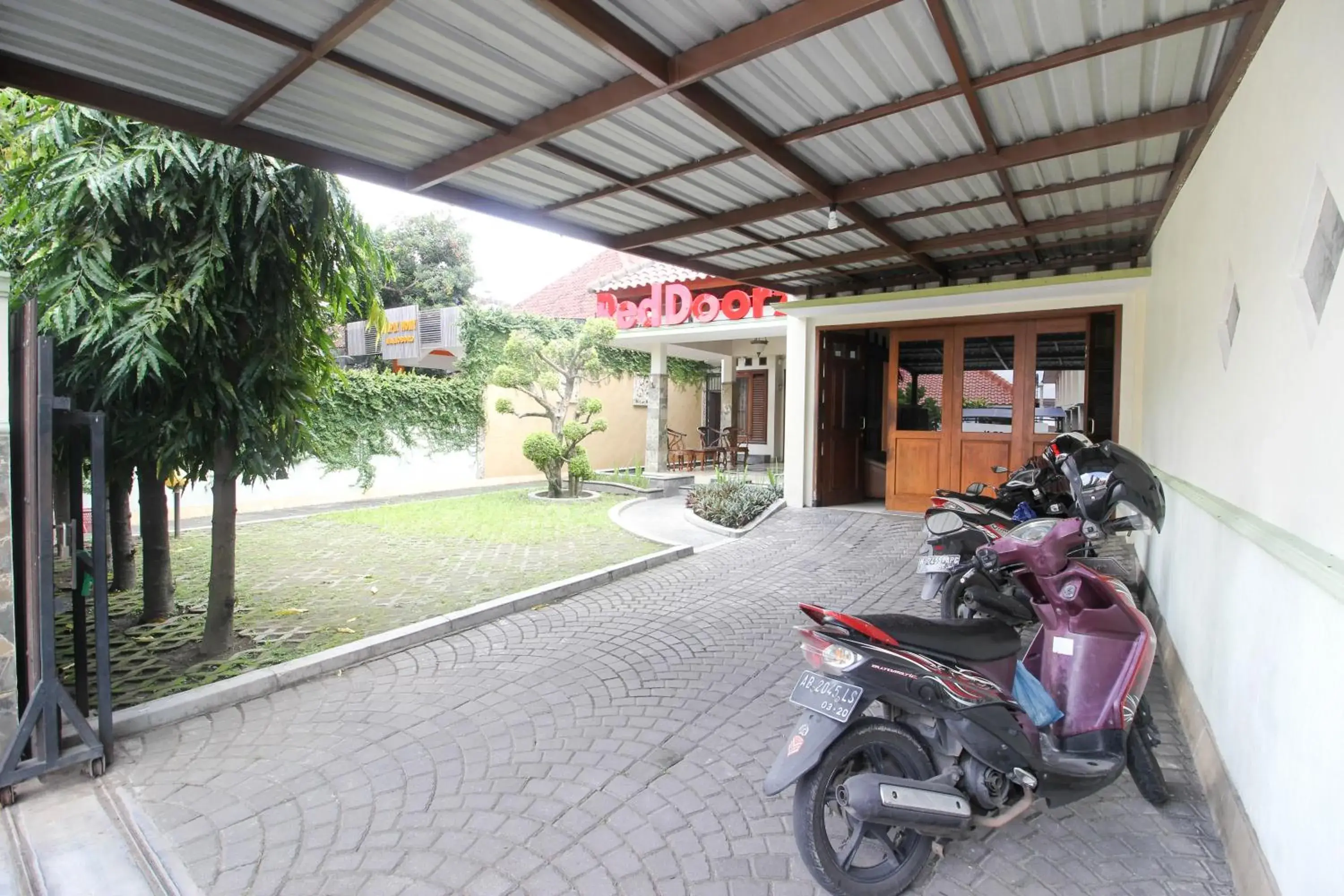 Facade/entrance in RedDoorz plus @ Tegal Panggung Facade/entrance in RedDoorz plus @ Tegal Panggung