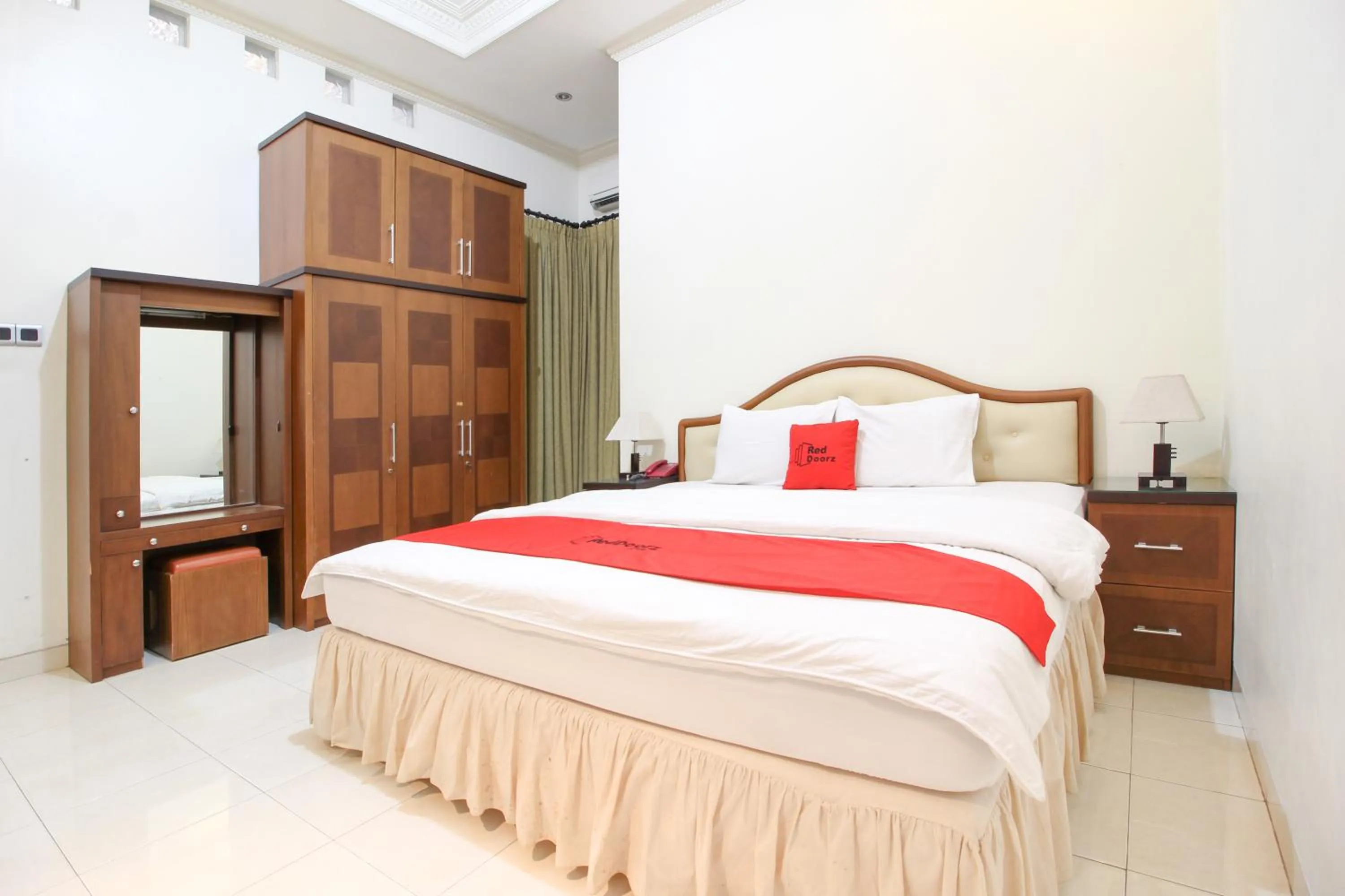 Bedroom, Bed in RedDoorz plus @ Tegal Panggung