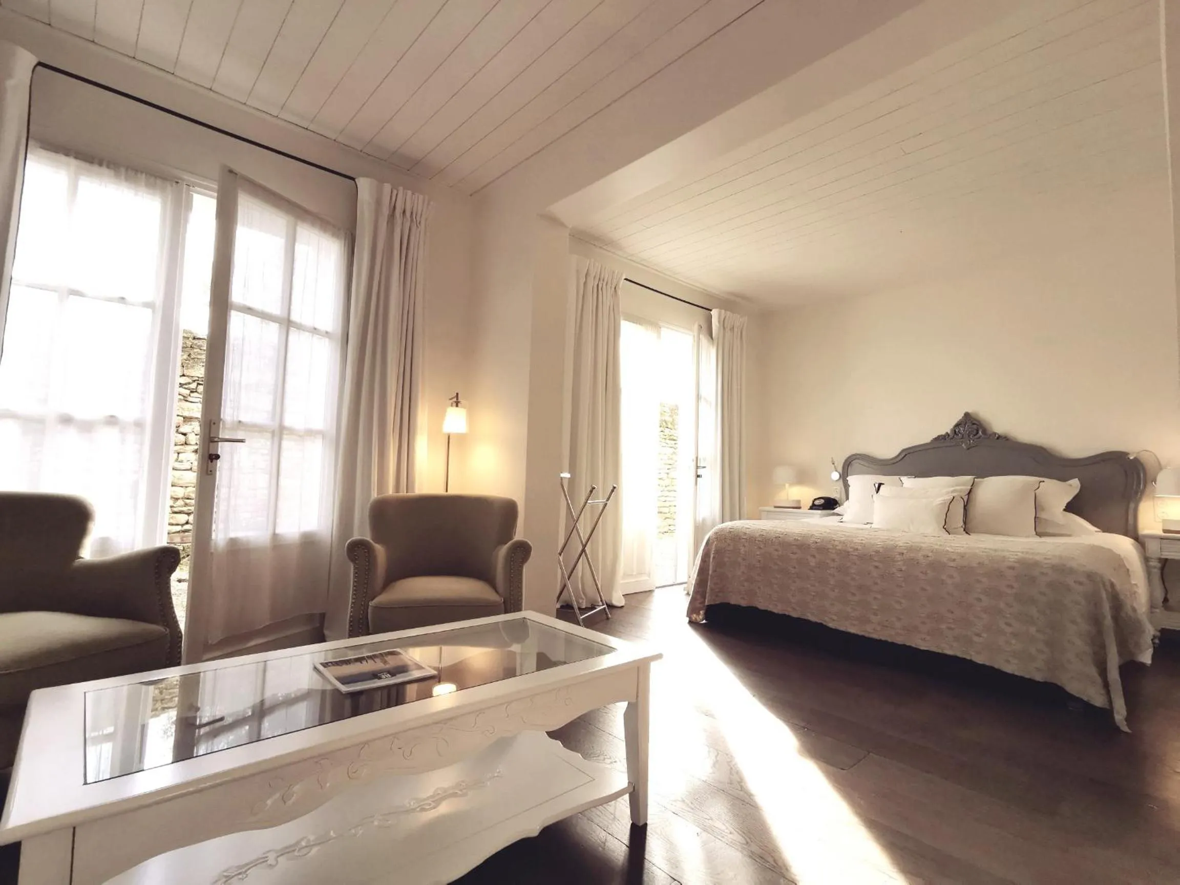 Living room, Bed in Le Clos Saint-Martin Hôtel & Spa