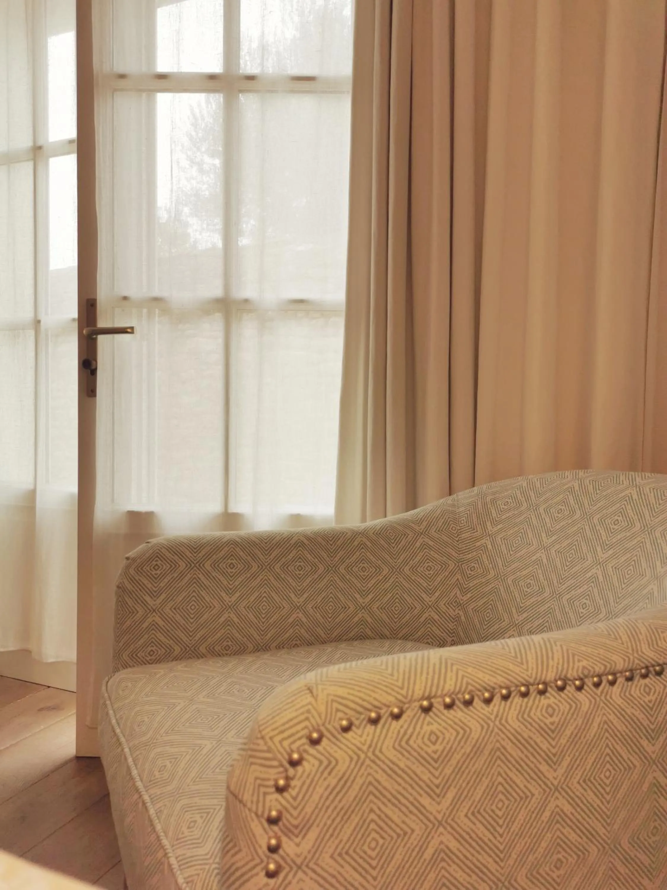 Living room, Bed in Le Clos Saint-Martin Hôtel & Spa